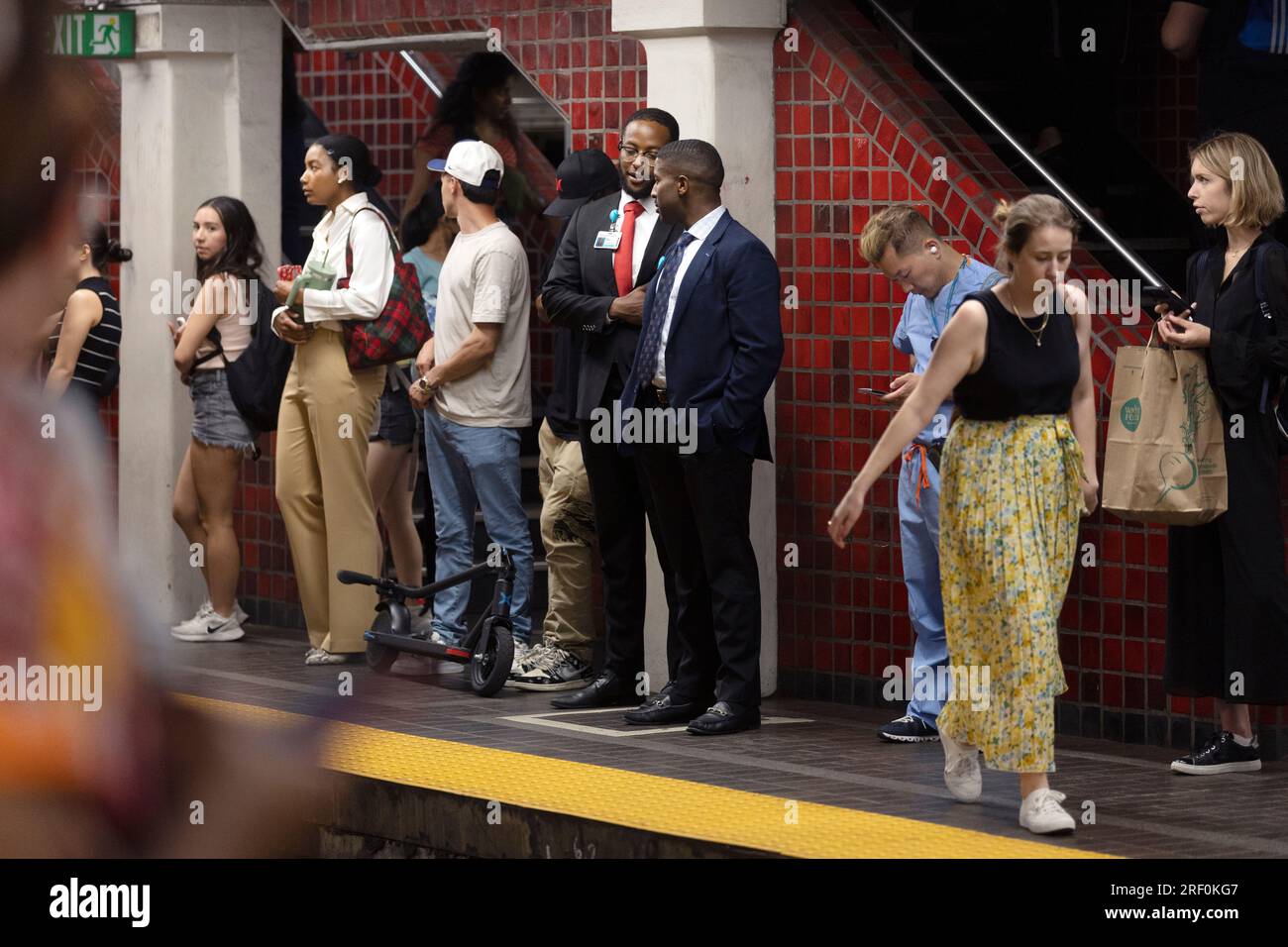 Les gens sur la plate-forme de métro Red Line, Boston, Massachusetts Banque D'Images