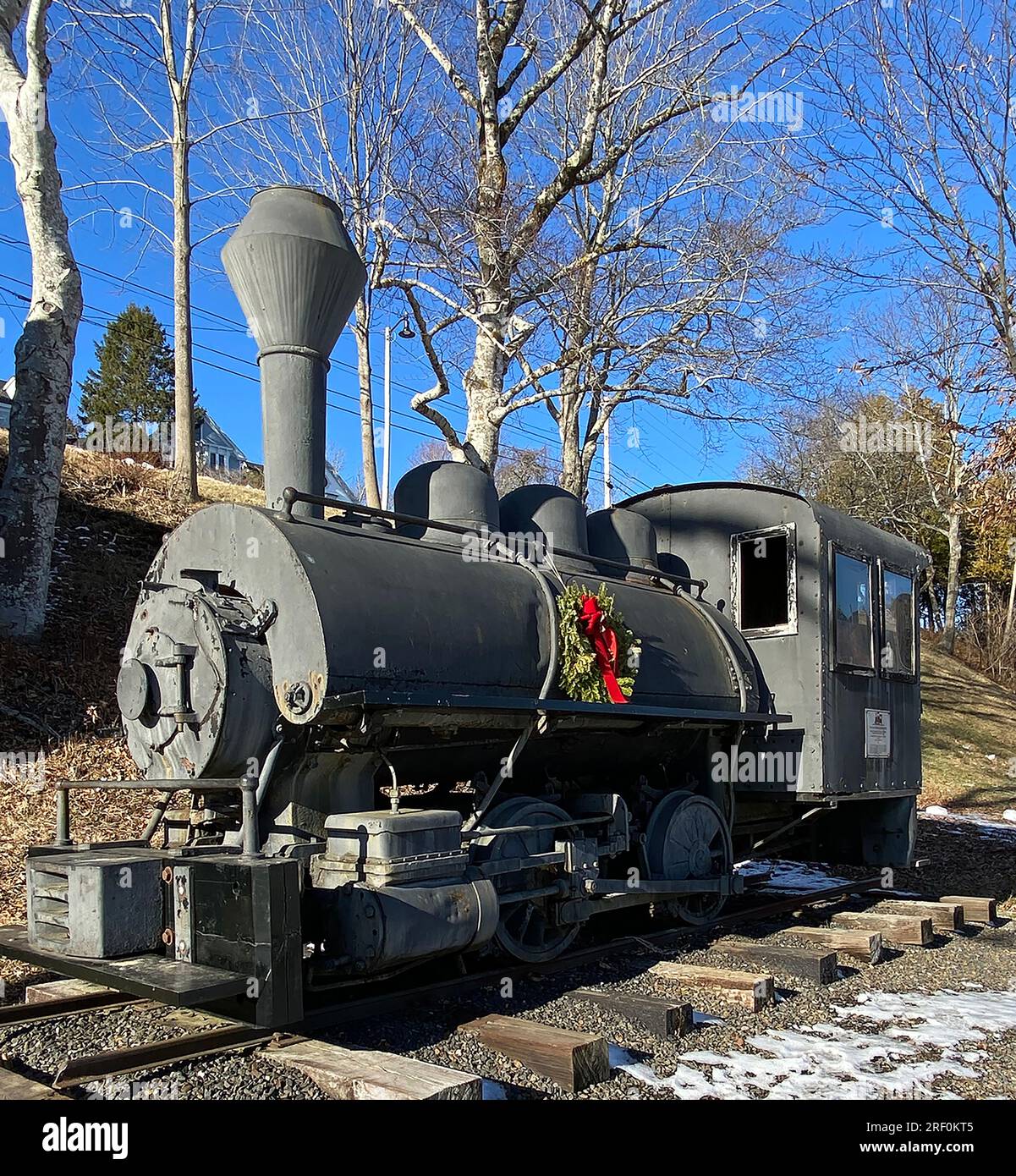 La plaque de ce train se lit comme suit : Vulcan Steam Locomotive – fabriqué par Vulcan Iron Works à Wilkes-barre, Pennsylvanie. Cette petite locomotive à vapeur à selle de 040 est un proche parent du S D Carleton et Joe Shepherd, deux moteurs qui soufflaient et soufflaient sous de lourdes charges de calcaire sur les voies à voie étroite du Rockport Railroad. Le chemin de fer de trois miles de long a été abandonné en 1896, après sept ans d'exploitation entre les fours à chaux de Rockport Harbor et les carrières de Simonton Corner. Il a été donné à la ville de Rockport, Maine, en 1982, par Mme Ambrose C Cramer. La photo da Banque D'Images