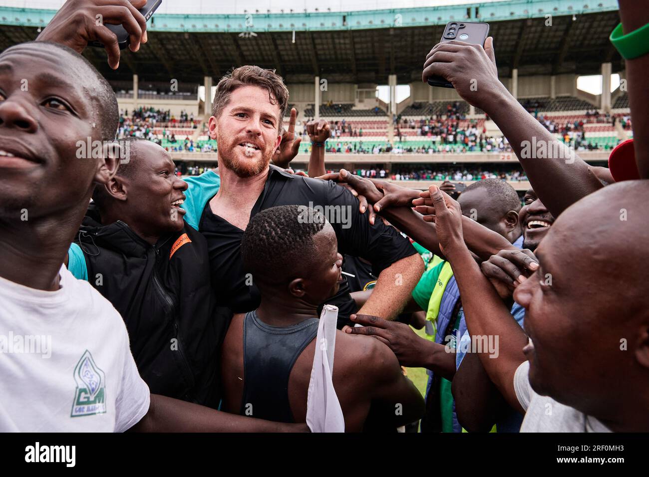 Nairobi, Kenya. 25 juin 2023. Johnathan MCKINSTRY (entraîneur en chef, Gor Mahia) est entouré et soulevé alors qu'il tente de se rendre à l'enceinte de présentation alors que les fans envahissent le terrain en célébration après le sifflet final. Nairobi City Stars contre Gor Mahia, Premier League kenyane. GOR Mahia a gagné 4-1, devenant champion de la première Ligue kenyane. Stade Kasarani. Crédit : XtraTimeSports (Darren McKinstry) / Alamy. Banque D'Images