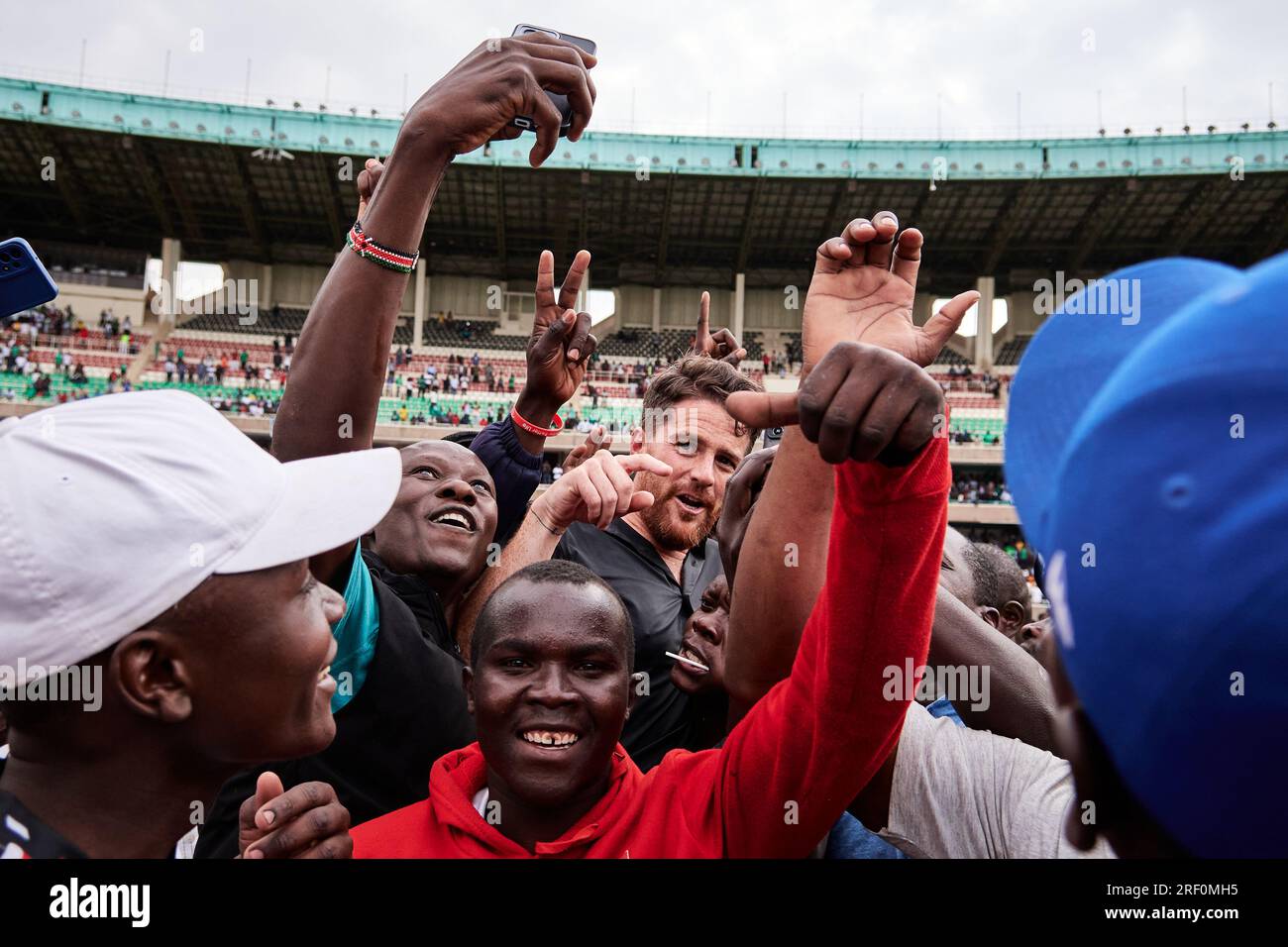 Nairobi, Kenya. 25 juin 2023. Johnathan MCKINSTRY (entraîneur en chef, Gor Mahia) est entouré et soulevé alors qu'il tente de se rendre à l'enceinte de présentation alors que les fans envahissent le terrain en célébration après le sifflet final. Nairobi City Stars contre Gor Mahia, Premier League kenyane. GOR Mahia a gagné 4-1, devenant champion de la première Ligue kenyane. Stade Kasarani. Crédit : XtraTimeSports (Darren McKinstry) / Alamy. Banque D'Images