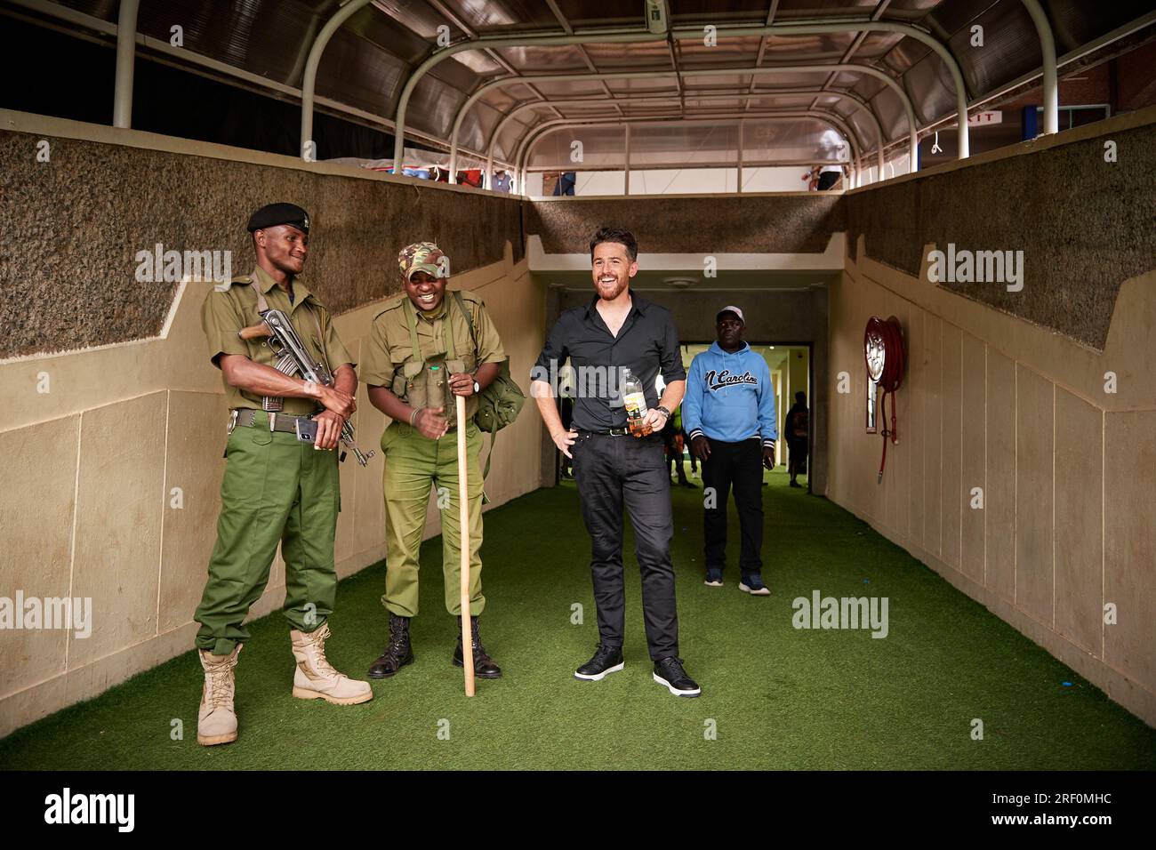 Nairobi, Kenya. 25 juin 2023. Johnathan MCKINSTRY (entraîneur en chef, Gor Mahia) profite d'un moment plus léger avec le personnel de sécurité dans le tunnel après avoir été escorté hors du terrain par les forces de sécurité après avoir été encerclé et porté par des fans de Gor Mahia qui ont envahi le terrain pour célébrer. Nairobi City Stars contre Gor Mahia, Premier League kenyane. GOR Mahia a gagné 4-1, devenant champion de la première Ligue kenyane. Stade Kasarani. Crédit : XtraTimeSports (Darren McKinstry) / Alamy. Banque D'Images