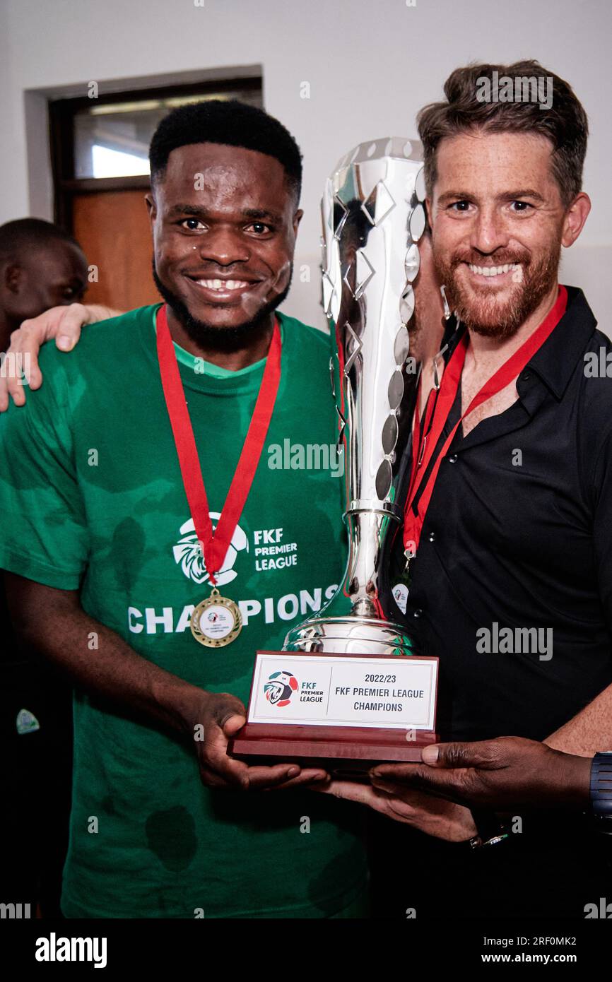 Nairobi, Kenya. 25 juin 2023. Benson OMALLA (FW, Gor Mahia), Johnathan MCKINSTRY (entraîneur-chef, Gor Mahia) et Michael NAM (entraîneur adjoint, Gor Mahia) avec le trophée des vainqueurs du KPL 2022-23 dans le vestiaire de Gor Mahia. Nairobi City Stars contre Gor Mahia, Premier League kenyane. GOR Mahia a gagné 4-1, devenant champion de la première Ligue kenyane. Stade Kasarani. Crédit : XtraTimeSports / Alamy. Banque D'Images