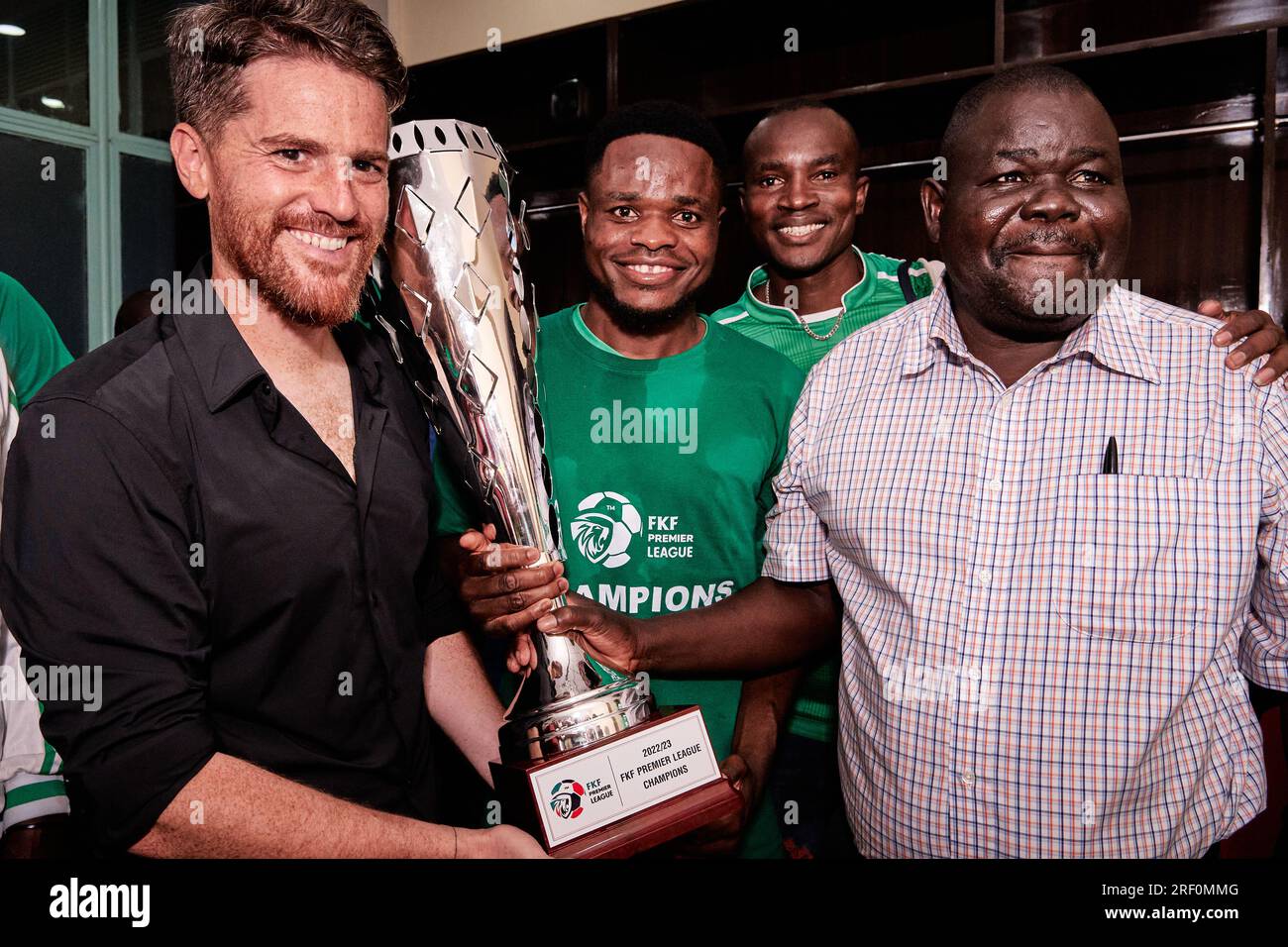 Nairobi, Kenya. 25 juin 2023. Johnathan MCKINSTRY (entraîneur principal, Gor Mahia), Benson OMALLA (FW, Gor Mahia) et son père (à droite) dans le vestiaire de Gor Mahia. Nairobi City Stars contre Gor Mahia, Premier League kenyane. GOR Mahia a gagné 4-1, devenant champion de la première Ligue kenyane. Stade Kasarani. Crédit : XtraTimeSports / Alamy. Banque D'Images