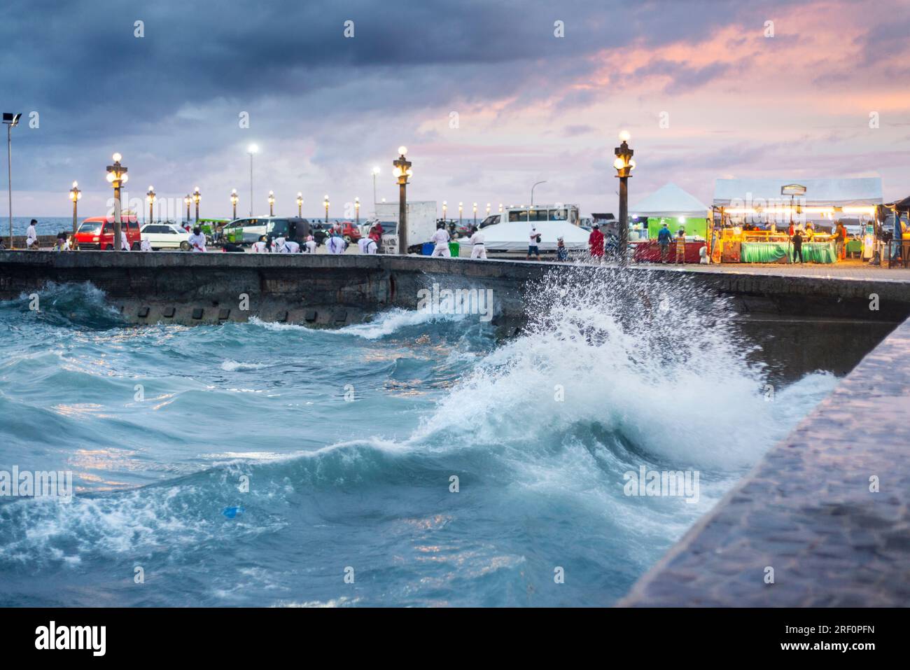 Des mers agitées le long de Rizal Boulevard extension, après le coucher du soleil, éclairé par des lampadaires, avec une soirée Breeze.Popular place pour les gens de se rassembler dans le même Banque D'Images