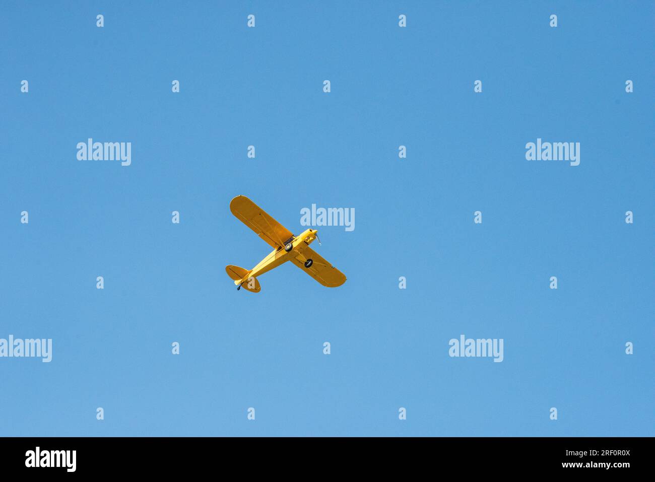 Un petit avion jaune décolle de Louise M. Thaden Field à Bentonville, Arkansas. Banque D'Images