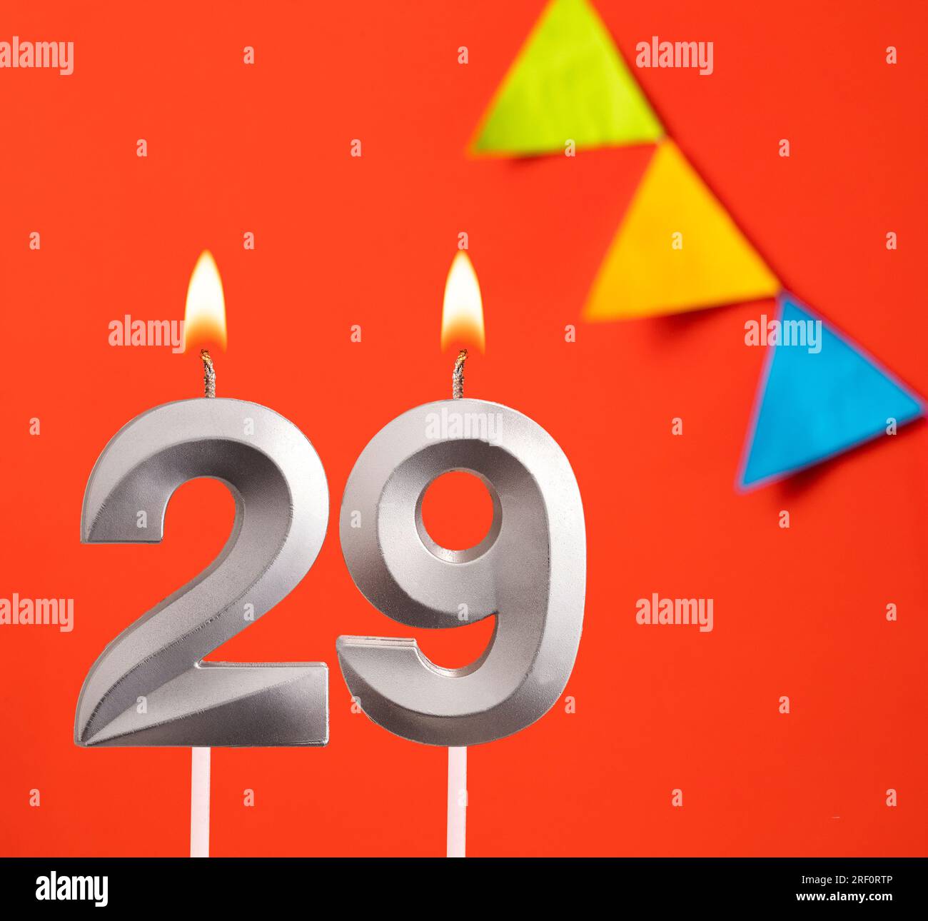 Bougie d'anniversaire numéro 29 - carte d'invitation sur fond orange Photo  Stock - Alamy