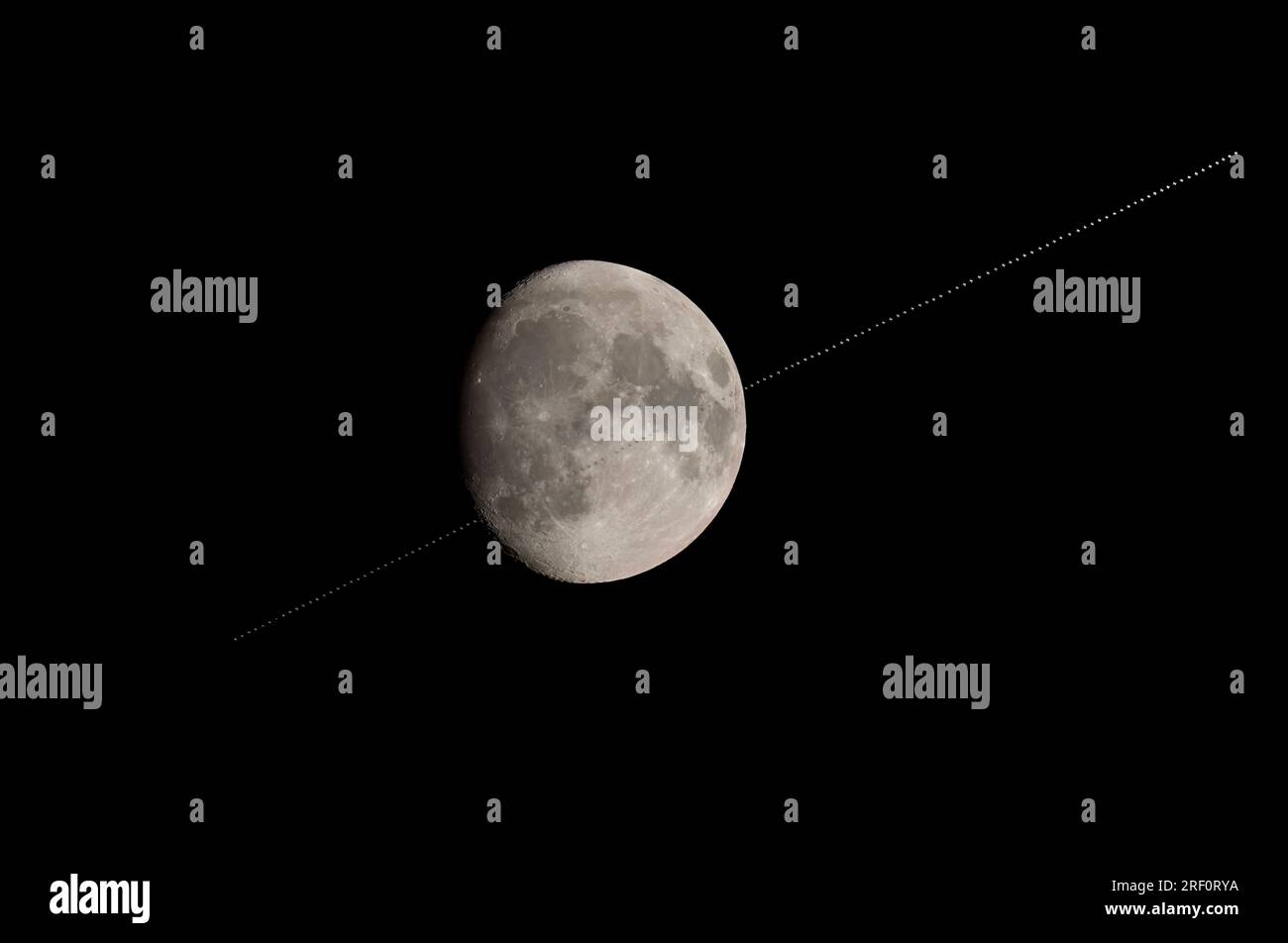 Station spatiale internationale (ISS) en transit sur la face de la lune, un composite de plusieurs photos Ottawa, Canada 29 juillet 2023 Banque D'Images