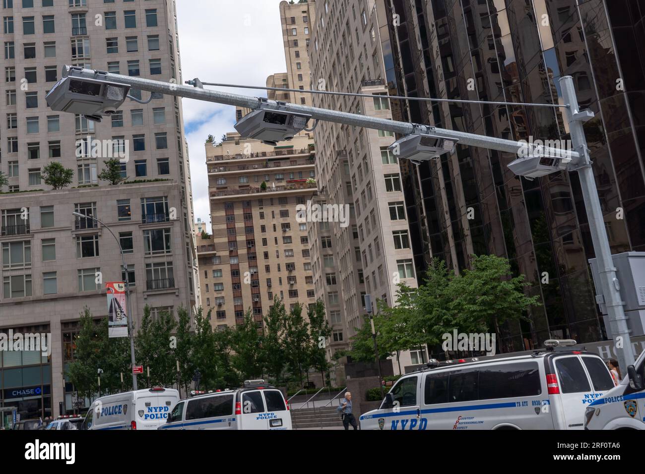 New York, États-Unis. 30 juillet 2023. NEW YORK, NEW YORK -juillet 30 : les lecteurs de plaques de tarification de la congestion et les scanners EZ-Pass nouvellement installés sont vus à Broadway et 61st Street à Manhattan le 30 juillet 2023 à New York. MTA a commencé à installer des lecteurs de péage dans le West Side de Manhattan. La tarification de la congestion devrait entrer en vigueur au printemps prochain. Crédit : Ron Adar/Alamy Live News Banque D'Images