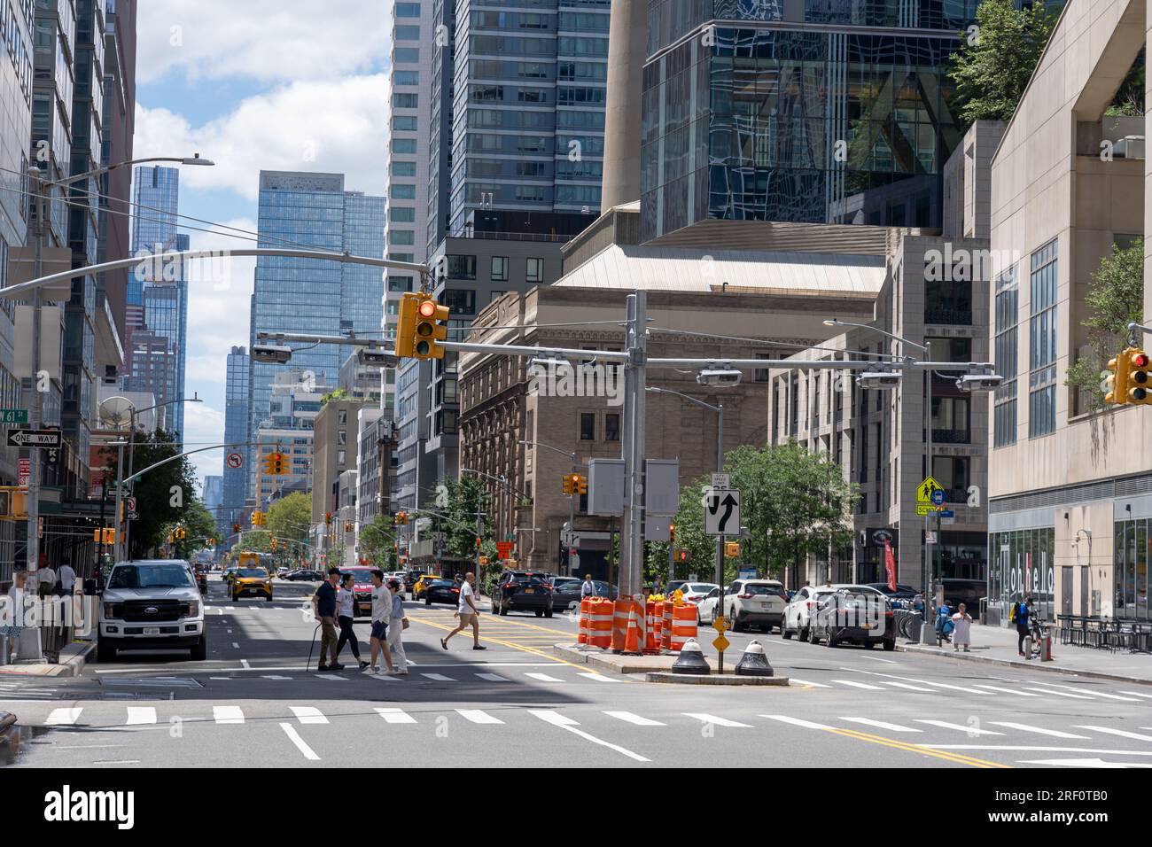 New York, États-Unis. 30 juillet 2023. NEW YORK, NEW YORK -juillet 30 : des lecteurs de plaques de tarification de congestion et des scanners EZ-Pass nouvellement installés sont vus sur West End Avenue et 61st Street à Manhattan le 30 juillet 2023 à New York. MTA a commencé à installer des lecteurs de péage dans le West Side de Manhattan. La tarification de la congestion devrait entrer en vigueur au printemps prochain. Crédit : Ron Adar/Alamy Live News Banque D'Images