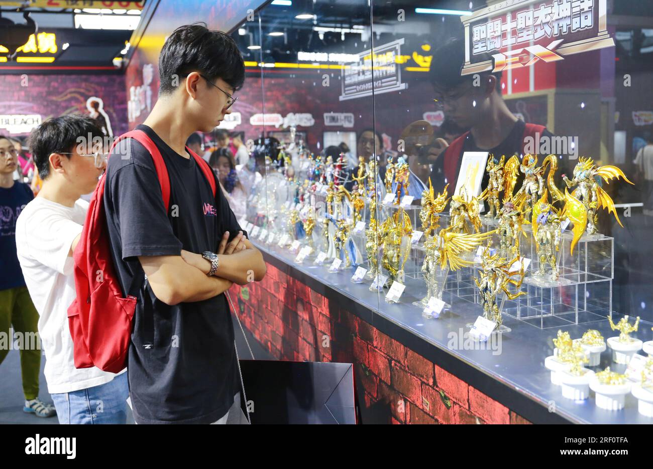 SHANGHAI, CHINE - 30 JUILLET 2023 - les joueurs apprécient un modèle fait à la main de la série 'Myth of the Golden Saint Saint Garment' dans la zone d'exposition de Ban Banque D'Images