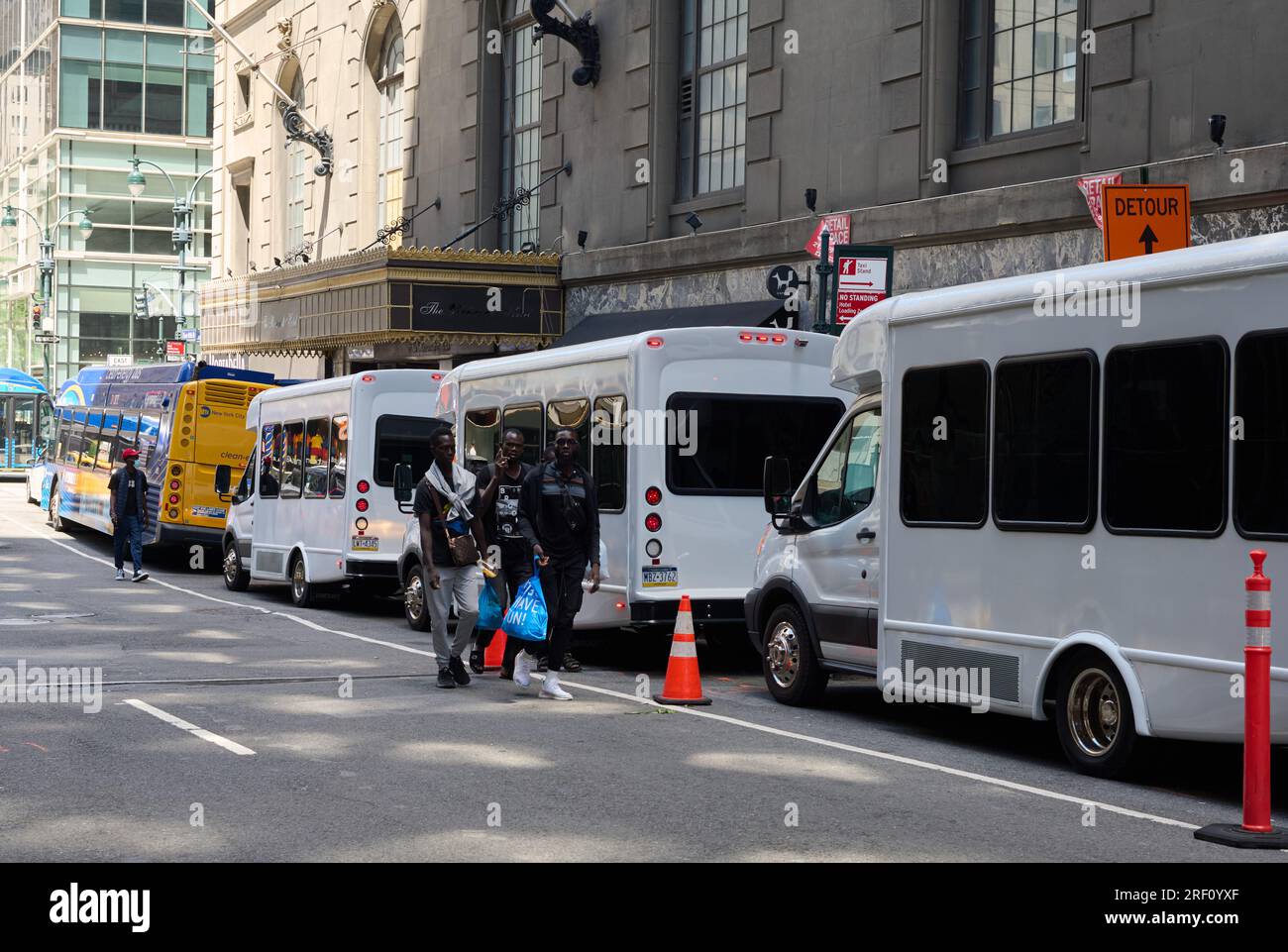 New York, New York, États-Unis. 30 juillet 2023. Bus ligne 45th Street à l'extérieur de l'Hôtel Roosevelt où les demandeurs d'asile ont installé le camp pour les deux dernières nuits après que l'hôtel leur a refusé l'entrée après avoir été déposés là en bus. (Image de crédit : © Edna Leshowitz/ZUMA Press Wire) USAGE ÉDITORIAL SEULEMENT! Non destiné à UN USAGE commercial ! Banque D'Images