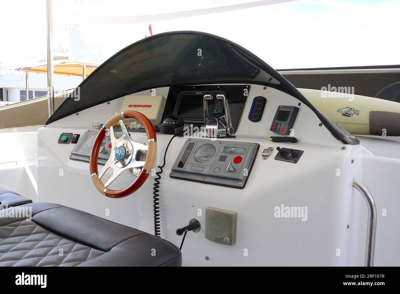 Vue du pont volant de « Ataraxis », un croiseur privé de luxe Maxim 640 amarré au port de Cavtat, Croatie, septembre 2022. Banque D'Images