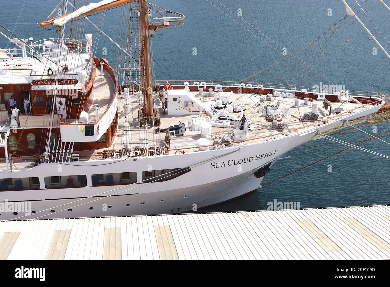 Une vue latérale montrant la proue du «Sea Cloud Spirit», un voilier de croisière de 78 millions de livres sterling avec un chef deux étoiles Michelin, amarré à Gibraltar, avril 2023. Banque D'Images