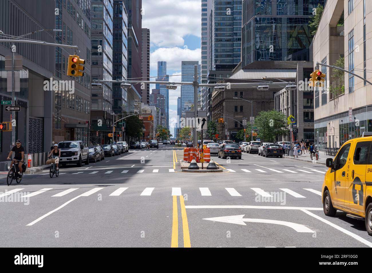 New York, New York, États-Unis. 30 juillet 2023. (NOUVEAU) nouveaux lecteurs de péage de tarification de la congestion. 30 juillet 2023, New York, New York, États-Unis : des lecteurs de plaques de tarification de congestion et des scanners EZ-Pass nouvellement installés sont vus sur West End Avenue et 61st Street à Manhattan le 30 juillet 2023 à New York. MTA a commencé à installer des lecteurs de péage dans le West Side de Manhattan. La tarification de la congestion devrait entrer en vigueur au printemps prochain. (Image de crédit : © M10s/TheNEWS2 via ZUMA Press Wire) USAGE ÉDITORIAL SEULEMENT! Non destiné à UN USAGE commercial ! Banque D'Images