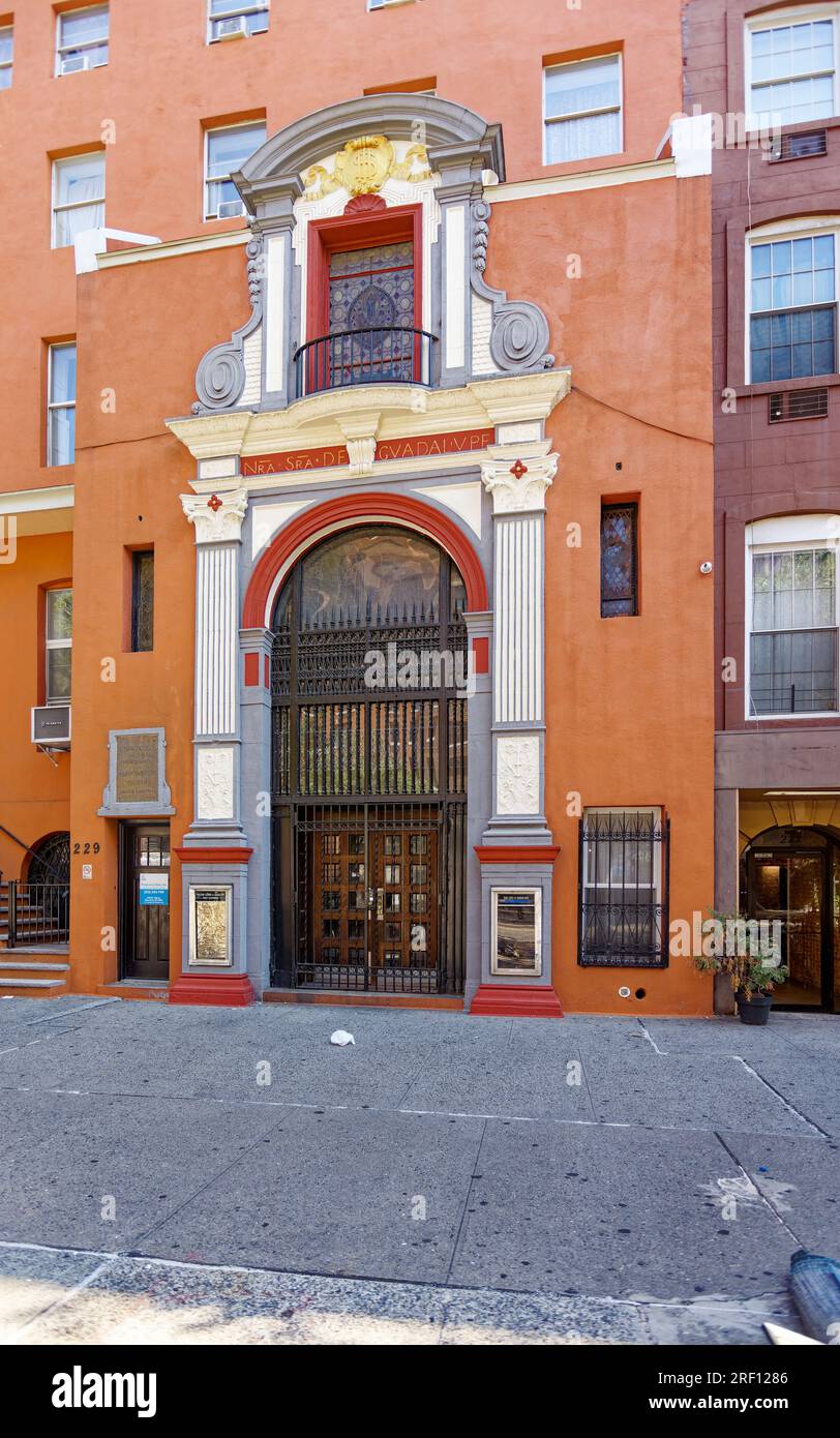 Chelsea : l'église notre-Dame de Guadalupe, maintenant fermée, est deux brownstones reconverties avec une façade baroque espagnole ajoutée au 229 West 14th Street. Banque D'Images