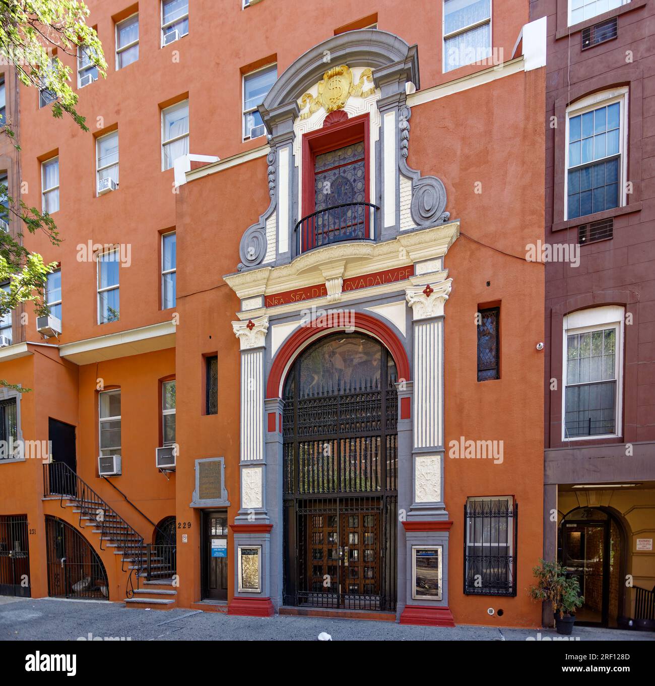 Chelsea : l'église notre-Dame de Guadalupe, maintenant fermée, est deux brownstones reconverties avec une façade baroque espagnole ajoutée au 229 West 14th Street. Banque D'Images