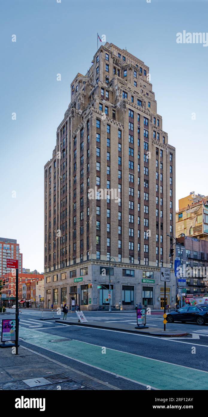 Chelsea : les fenêtres et les épandres de briques sombres créent des rayures verticales, accentuant la hauteur du Bankers Trust Company Building, 80 Eighth Avenue. Banque D'Images