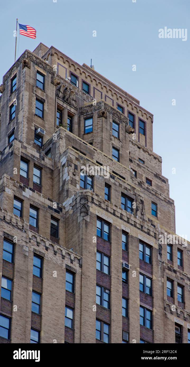 Chelsea : les fenêtres et les épandres de briques sombres créent des rayures verticales, accentuant la hauteur du Bankers Trust Company Building, 80 Eighth Avenue. Banque D'Images