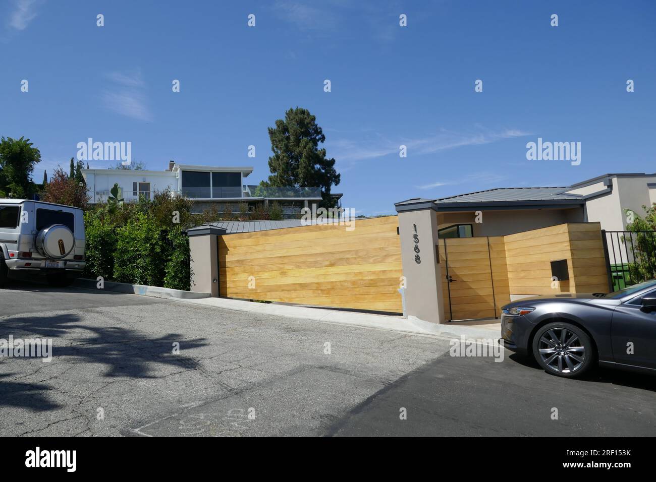 Los Angeles, Californie, USA 30 juillet 2023 l'acteur Alan Thicke et le chanteur Robin Thicke, l'actrice Paula Patton ancienne maison/maison au 1568 Blue Jay Way le 30 juillet 2023 à Los Angeles, Californie, USA. Photo de Barry King/Alamy stock photo Banque D'Images