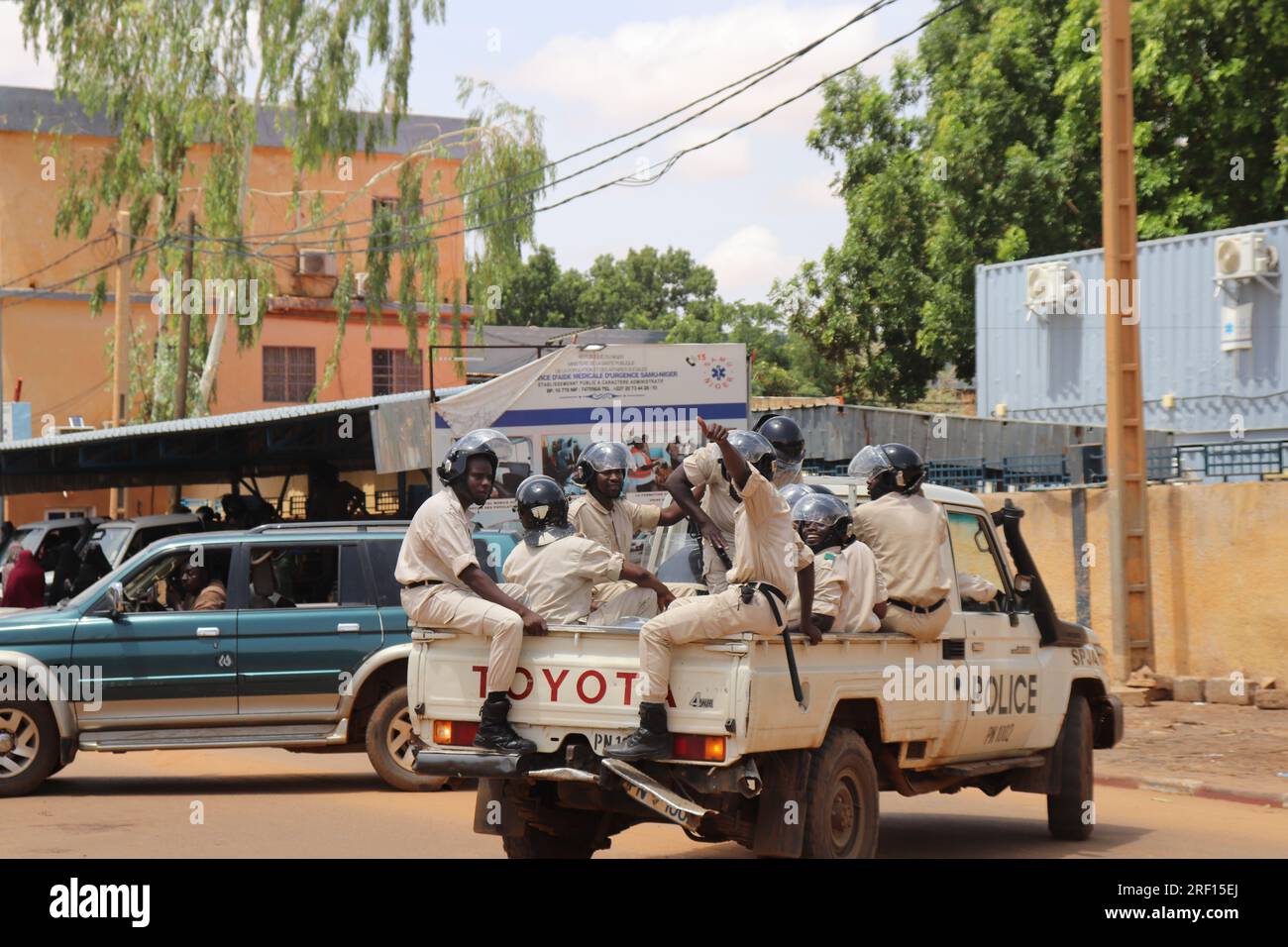 Niamey, Niger. 30 juillet 2023. Des policiers en marge d'une marche en soutien aux comploteurs du coup d'État à Niamey. Crédit : Djibo Issifou/dpa/Alamy Live News Banque D'Images
