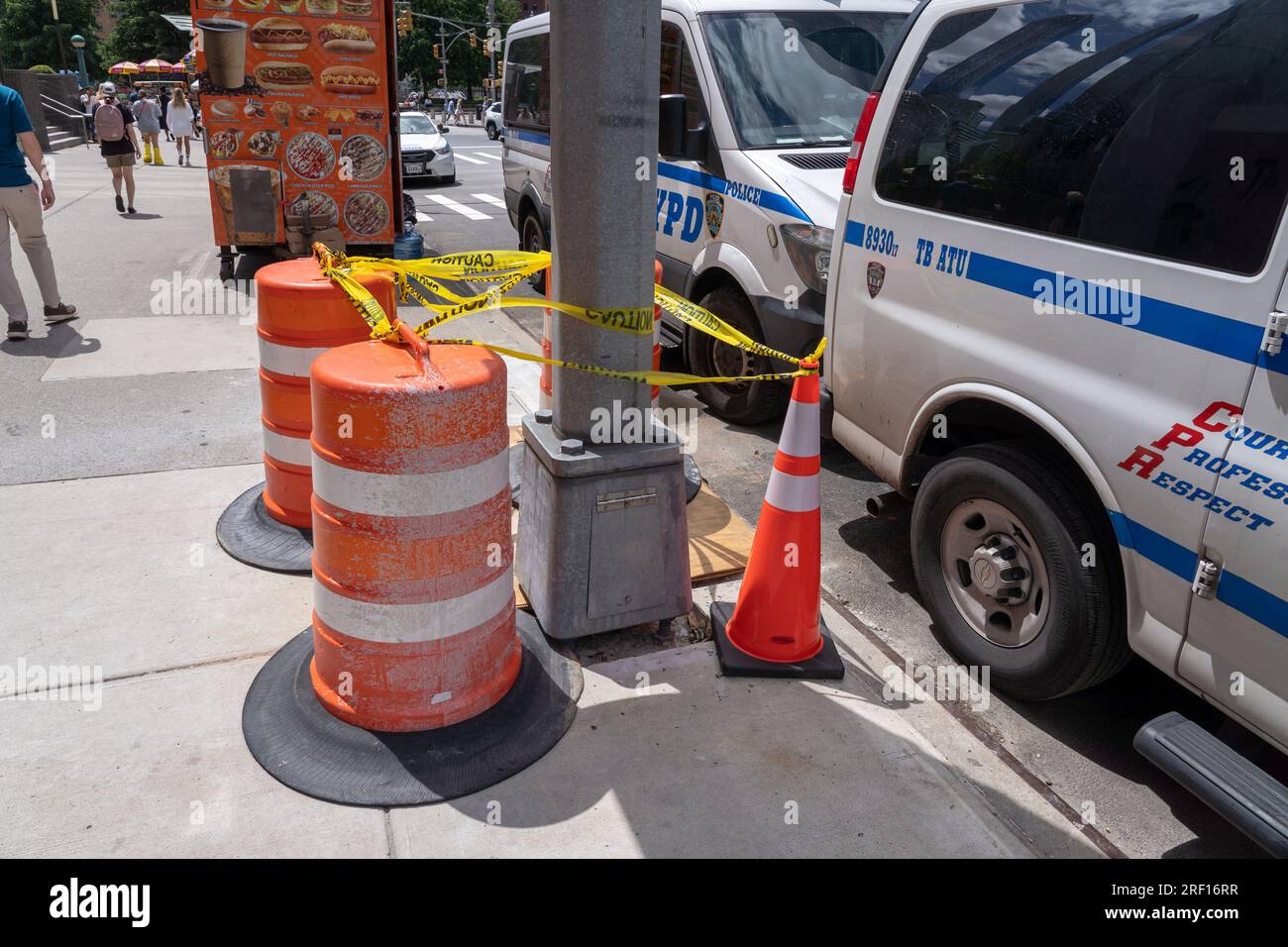 New York, États-Unis. 30 juillet 2023. Des lecteurs de plaques de tarification de la congestion et des scanners EZ-Pass nouvellement installés sont vus sur Broadway et 61st Street à Manhattan. MTA a commencé à installer des lecteurs de péage dans le West Side de Manhattan. La tarification de la congestion devrait entrer en vigueur au printemps prochain. Crédit : SOPA Images Limited/Alamy Live News Banque D'Images