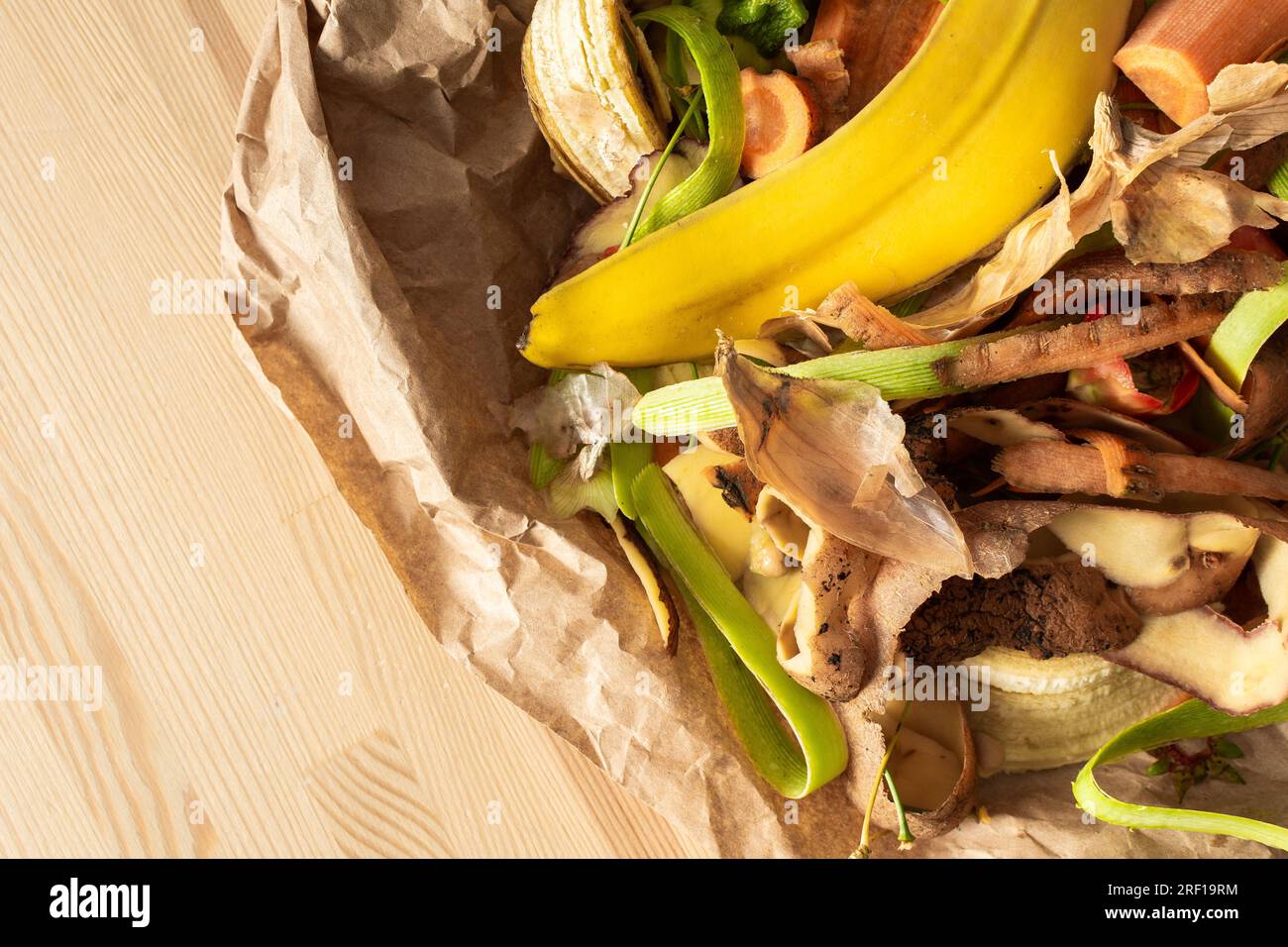 Déchets organiques alimentaires sur papier sulfurisé écologique, écorces de  fruits et légumes, tri et recyclage des déchets Photo Stock - Alamy