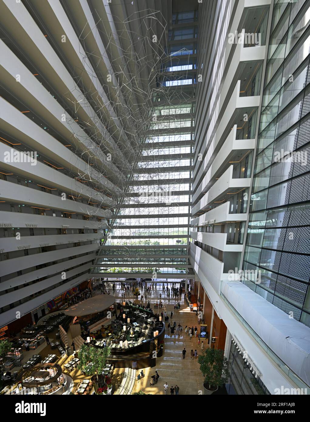 Marina Bay Sands Hôtel Panorama vertical du mur intérieur par une chaude journée d'été, Singapour. Banque D'Images