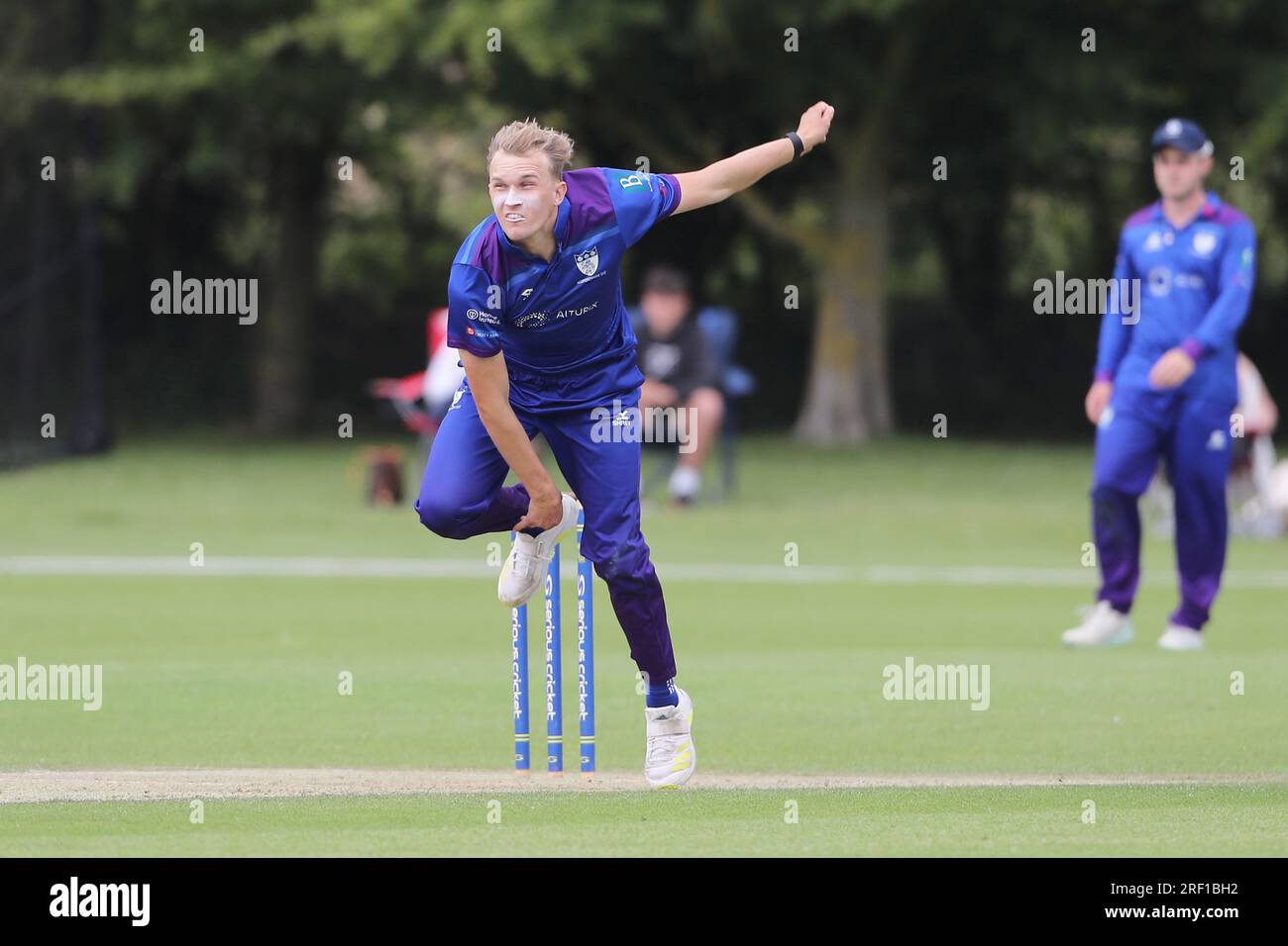 Alex Evans en action de bowling pour Bedfordshire pendant Bedfordshire CCC vs Essex Eagles, match de cricket domestique d'un jour au Dunstable Town Cricket Club o Banque D'Images