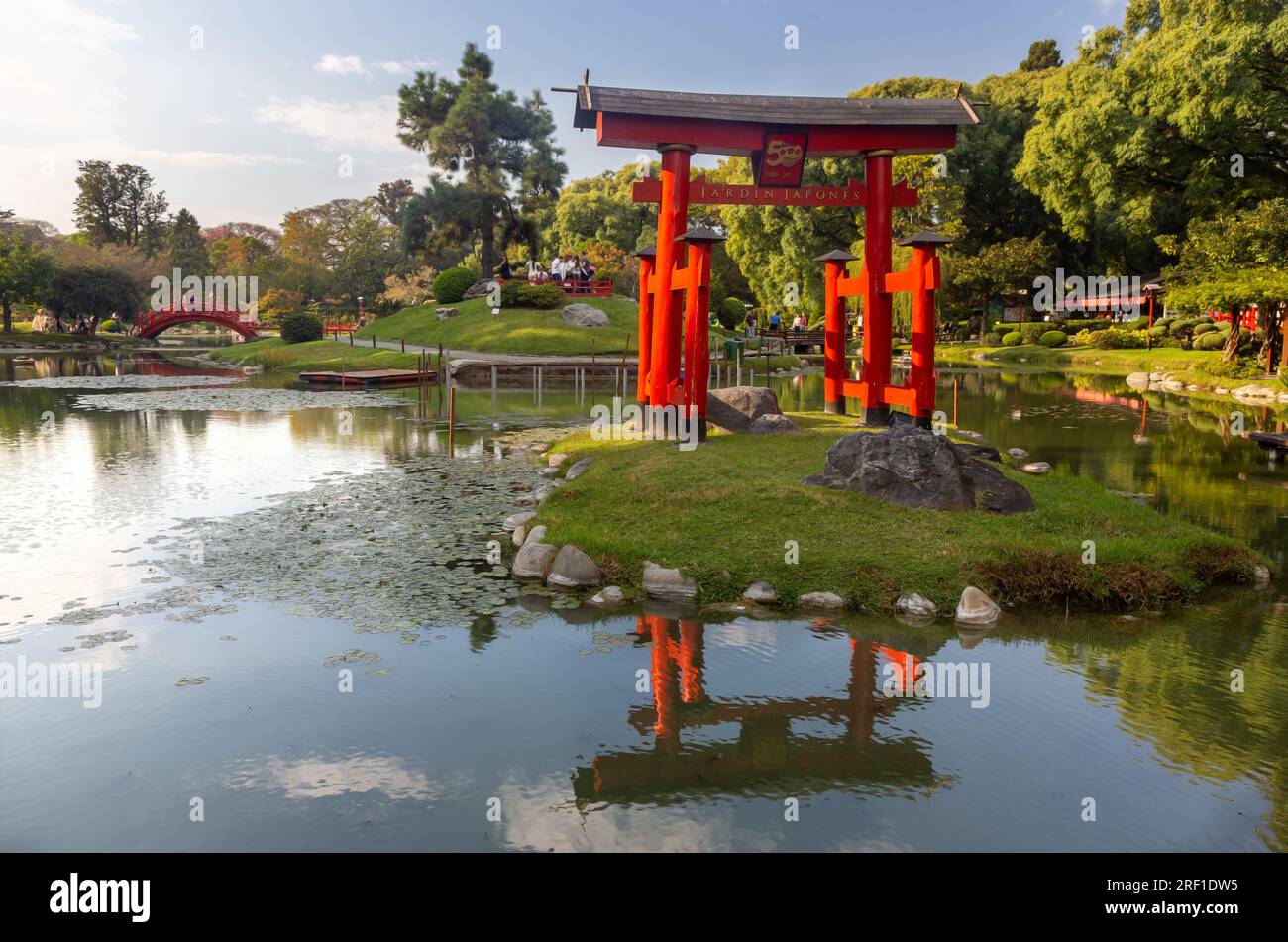 Célèbre jardin japonais à Buenos Aires, Argentine avec vue panoramique sur le détail de la porte rouge Torii reflété dans l'eau calme de Treelined Koi Pond Banque D'Images