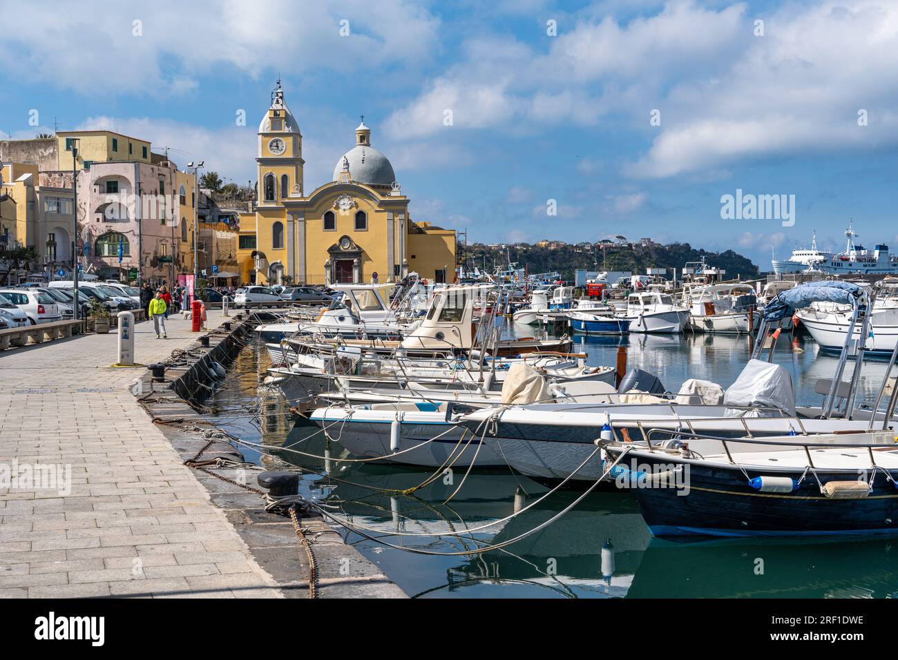 Bateaux de pêche amarrés au port de Procida Marina Grande, Campanie, Italie Banque D'Images