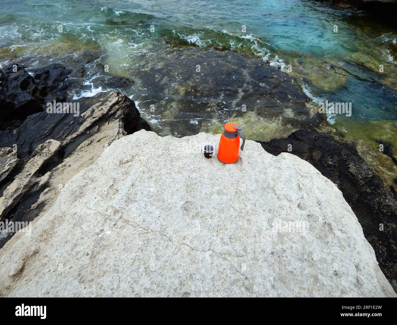 Thermos orange sur les rives de la mer Caspienne. Kazakhstan. Région de Mangistau. 15 juillet. 2020 ans. Banque D'Images