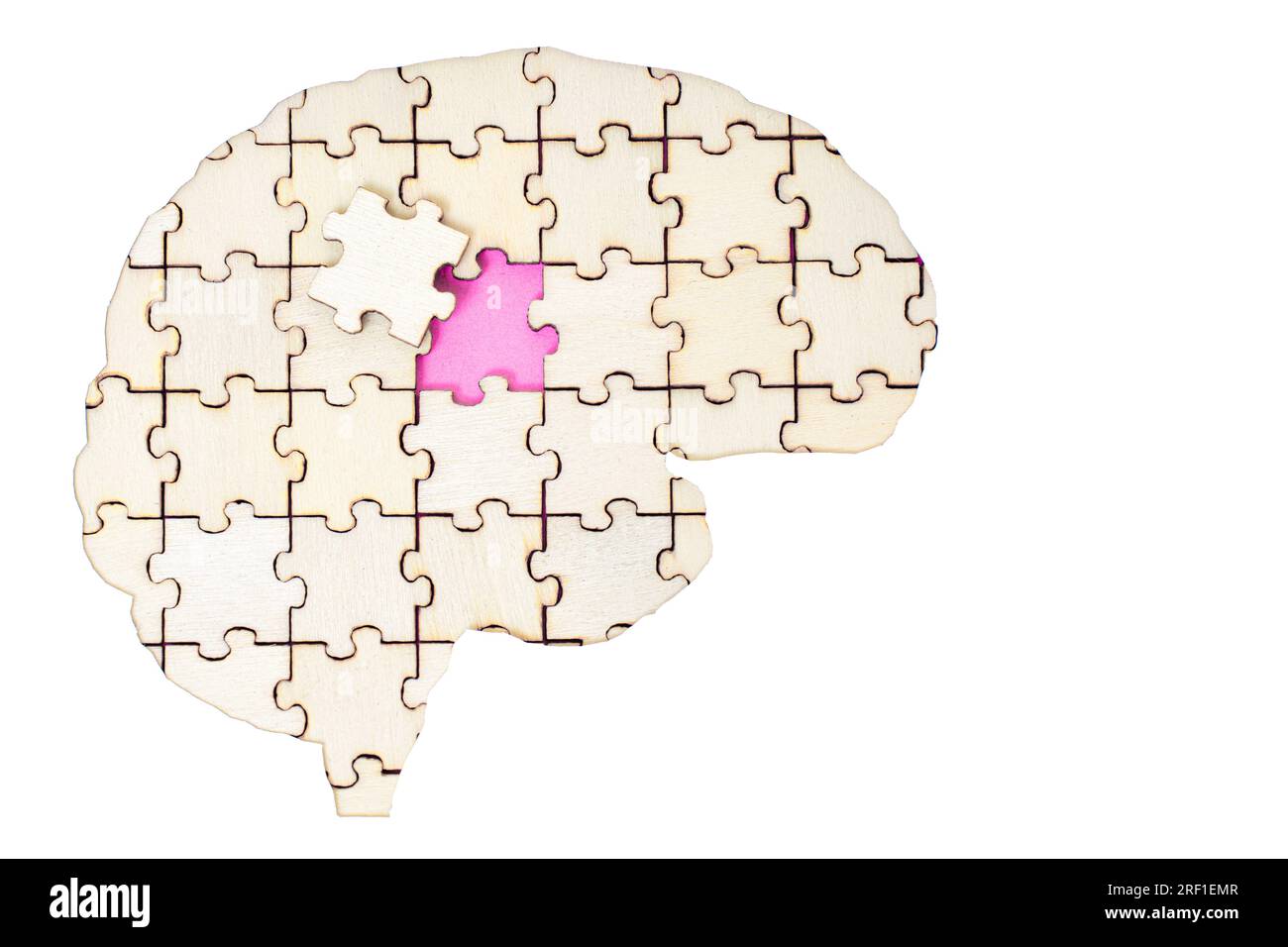 Pièces de puzzle assemblées dans une forme de cerveau humain isolé sur fond blanc avec la pièce finale à mettre en place. Compléter le puzzle mental Banque D'Images
