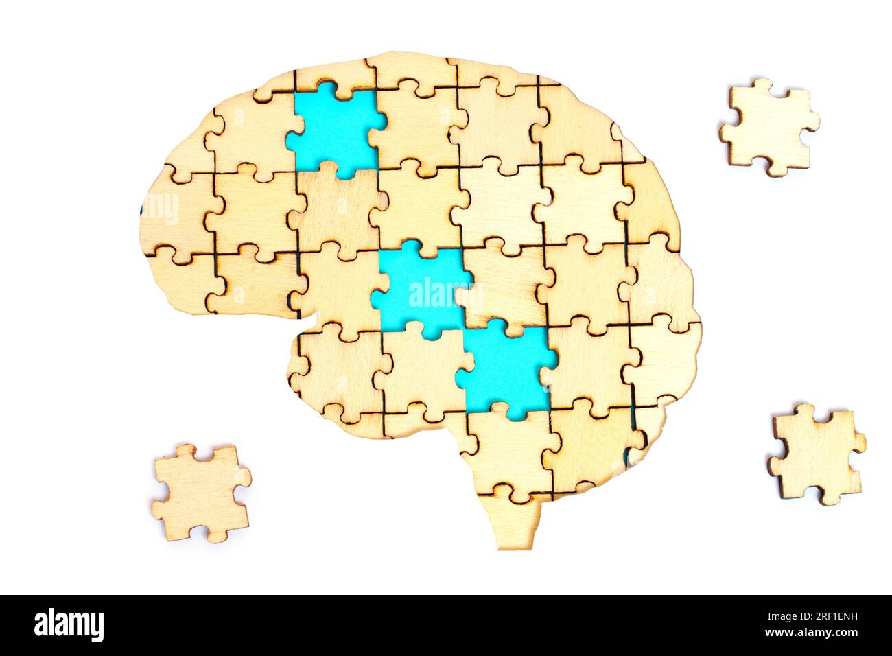 Gros plan d'un puzzle incomplet en forme de cerveau humain avec trois pièces finales à mettre en place. Entraînement cérébral créatif et exercice mental co Banque D'Images