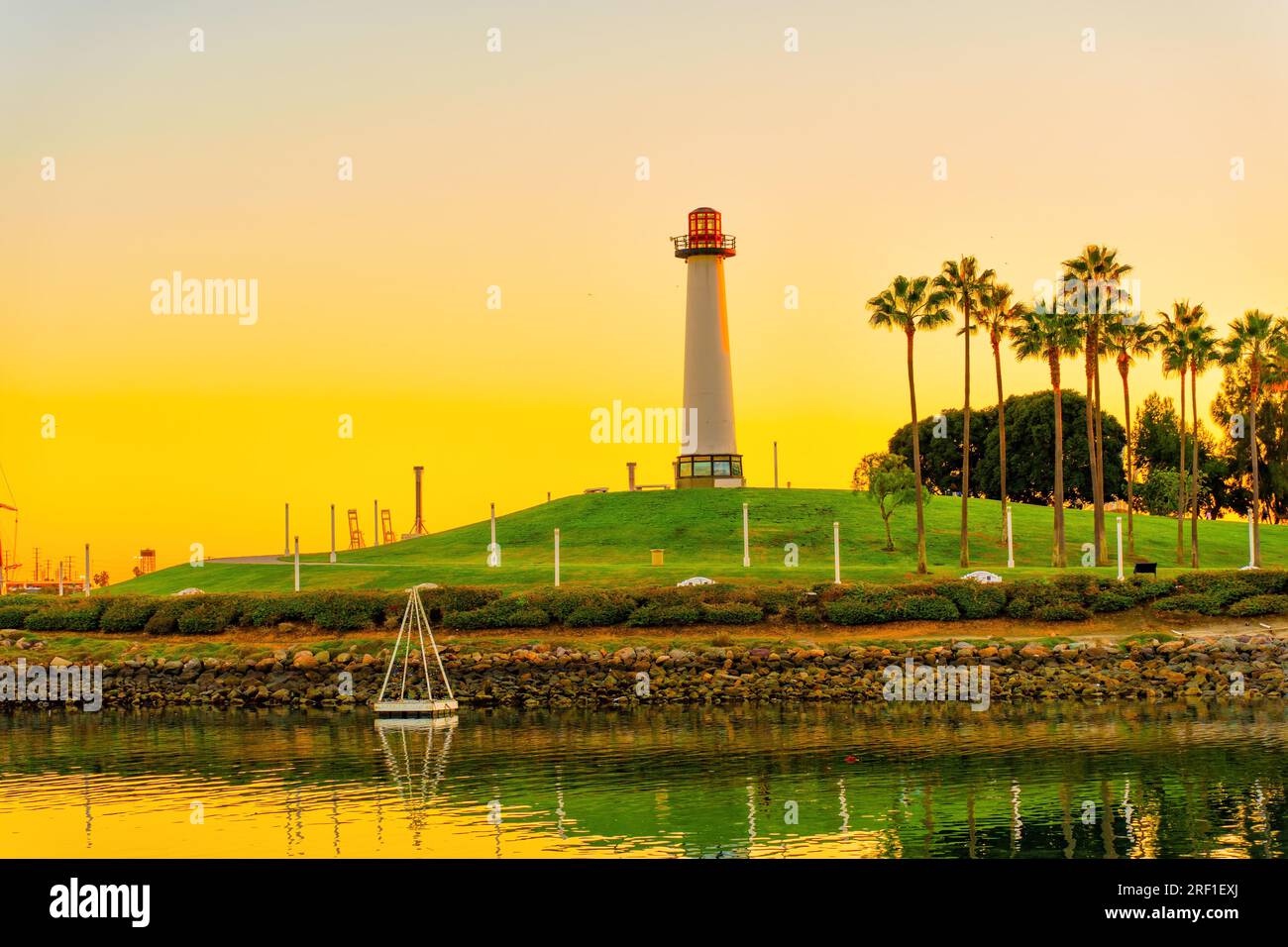 Beauté naturelle et charme urbain : vue pittoresque sur le front de mer du phare Lions sur long Beach au coucher du soleil. Banque D'Images