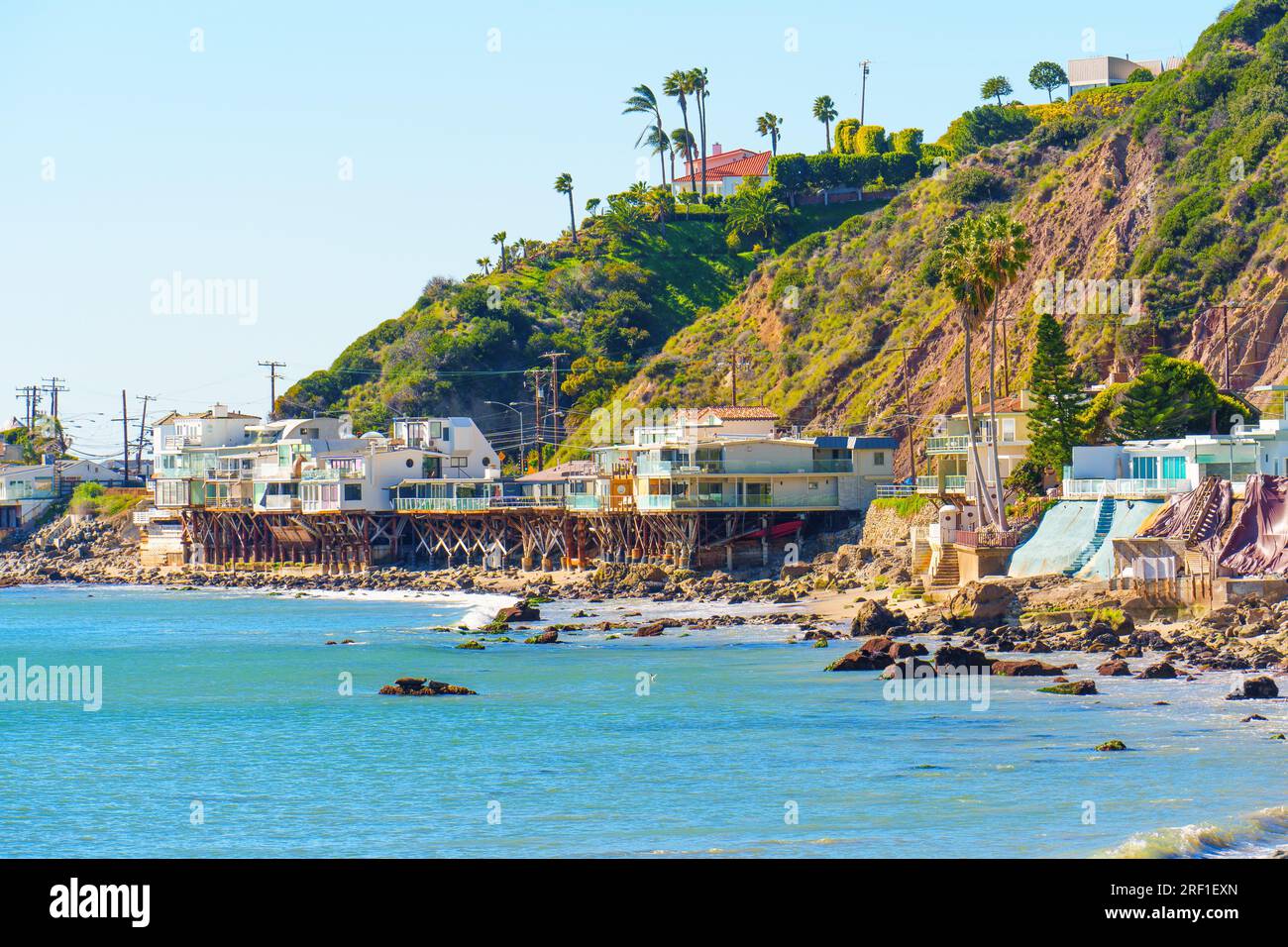 Vue sur les maisons sur pilotis au bord de l'eau le long de Malibu Beach en Californie, se fondant harmonieusement avec l'environnement naturel, offrant une retraite sereine par Banque D'Images