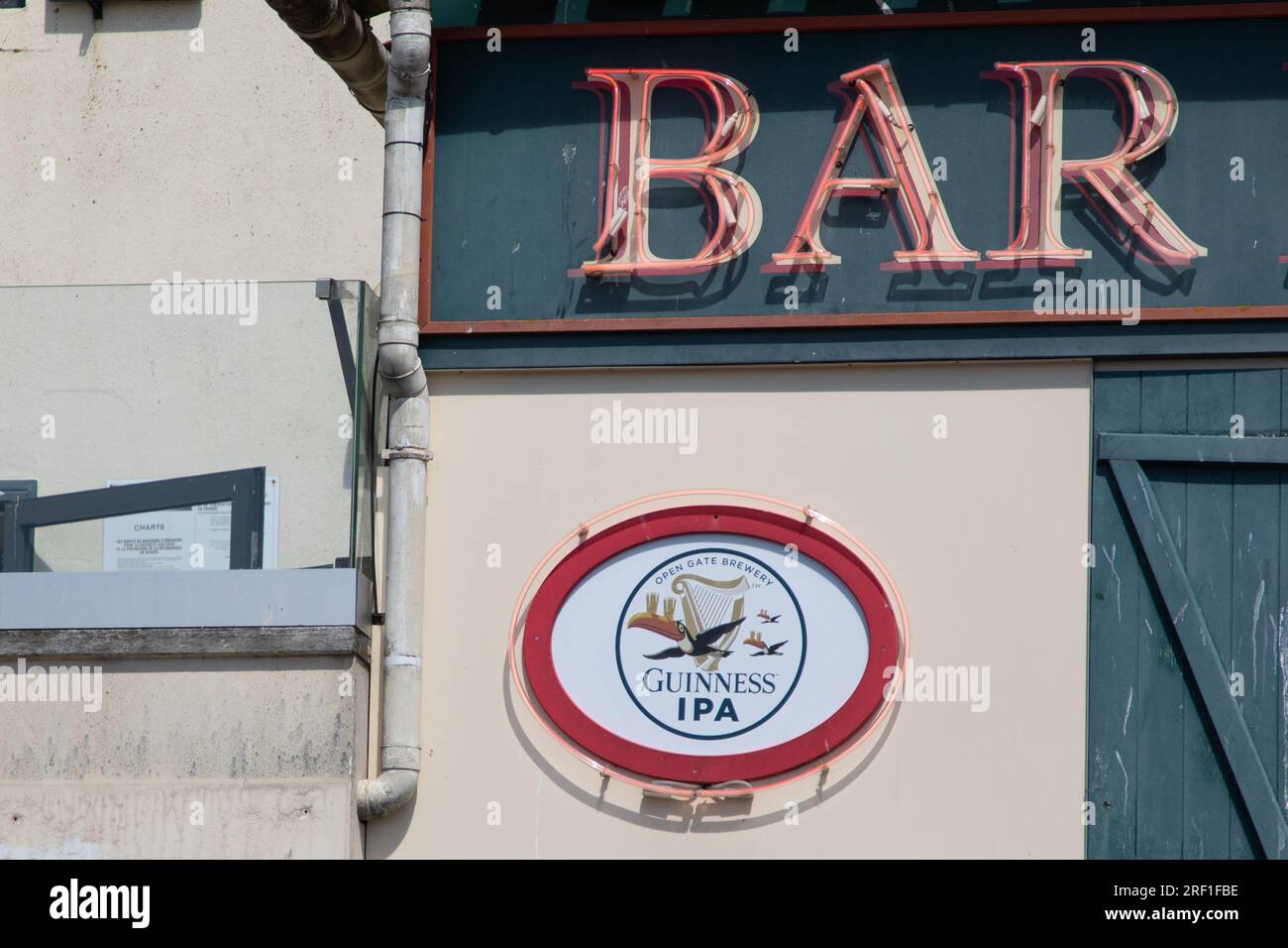 Bordeaux , France - 07 28 2023 : marque de bière guinness texte et logo IPA porte ouverte brasserie sur façade mur de façade pub bar Banque D'Images