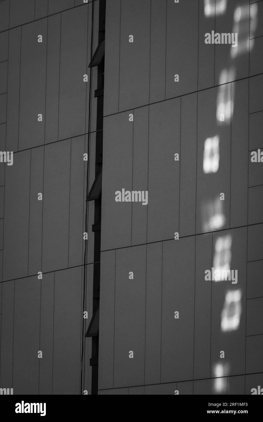 La lumière du soleil brille sur l'immeuble. Banque D'Images