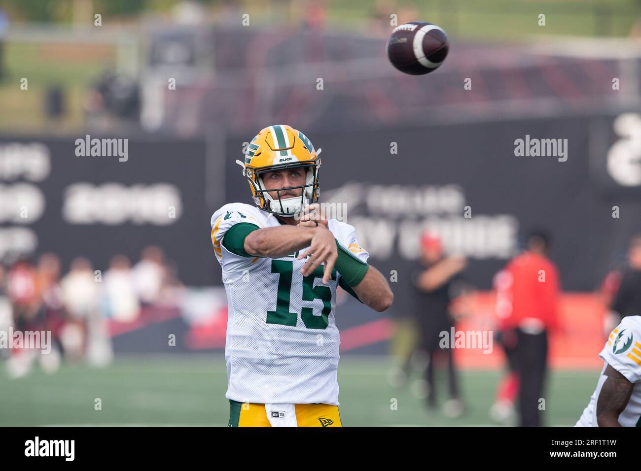 Ottawa, Canada. 30 juin 2023. Taylor Cornelius (15), quarterback des Elks d’Edmonton, s’réchauffe avant le match de la LCF entre les Elks d’Edmonton et les Redblacks d’Ottawa, au stade TD place d’Ottawa, au Canada. Daniel Lea/CSM(image de crédit : © Daniel Lea/Cal Sport Media). Crédit : csm/Alamy Live News Banque D'Images