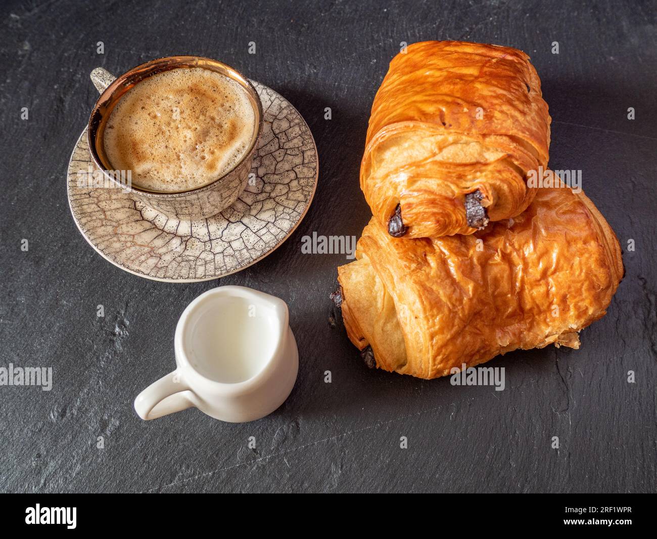 tasse de café et mini tasse de lait avec pâtisserie de côté, concept de petit déjeuner simple Banque D'Images