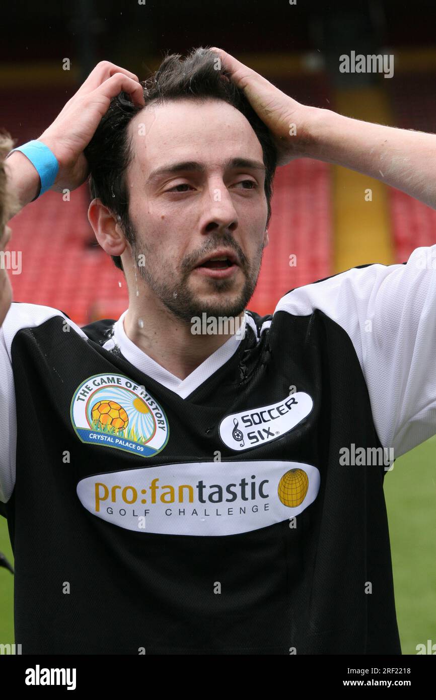 L'acteur britannique Ralf Little lors d'un match caritatif à Selhurst Park South London Banque D'Images