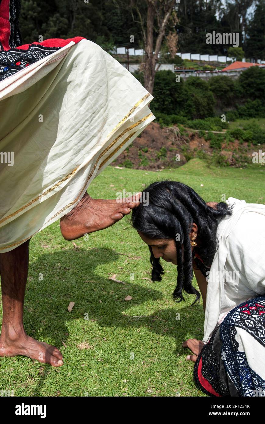 Toda Way of salutation Benefit, Nilgiris, Ooty Udhagamandalam, Tamil Nadu, Inde du Sud, Inde, Asie. Les aînés sont traités avec beaucoup de respect, et Banque D'Images