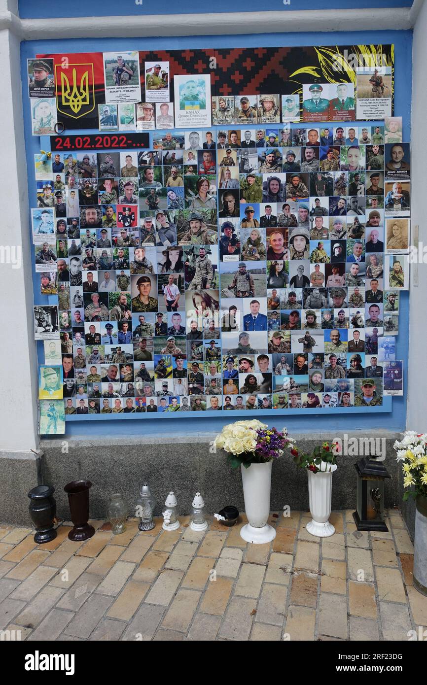 Sur le mur de St. Monastère de Michel, Kiev, les visages des soldats ukrainiens tués au combat dans la guerre contre la Russie Banque D'Images