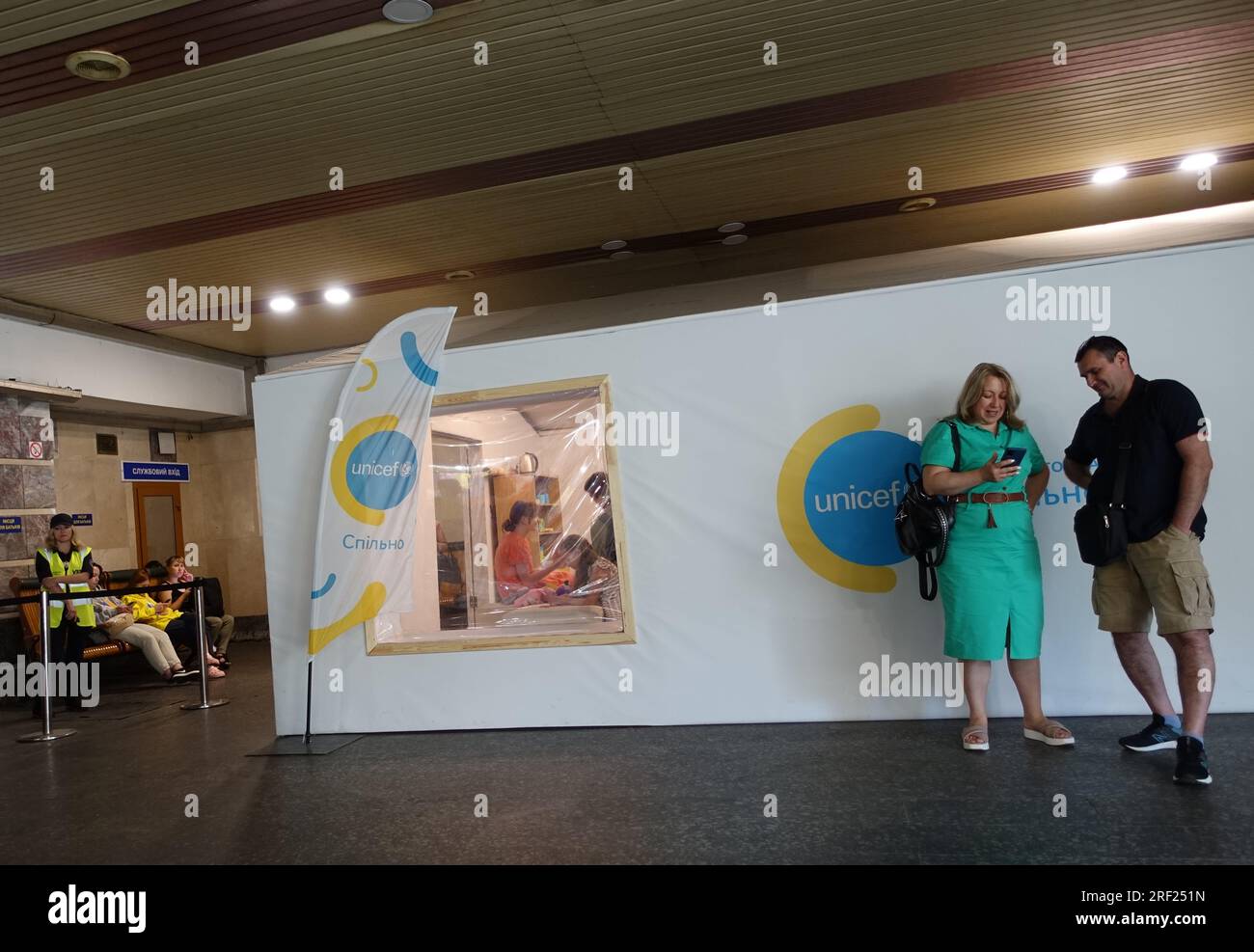 Poeple attendant dans un abri lors d’une alerte de raid aérien à Kiev (Ukraine), un coin est dédié aux enfants Banque D'Images