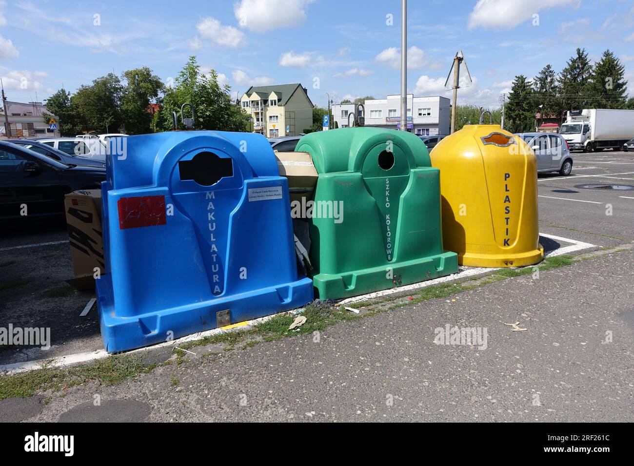 Trois bacs dédiés au tri des déchets en Pologne Banque D'Images