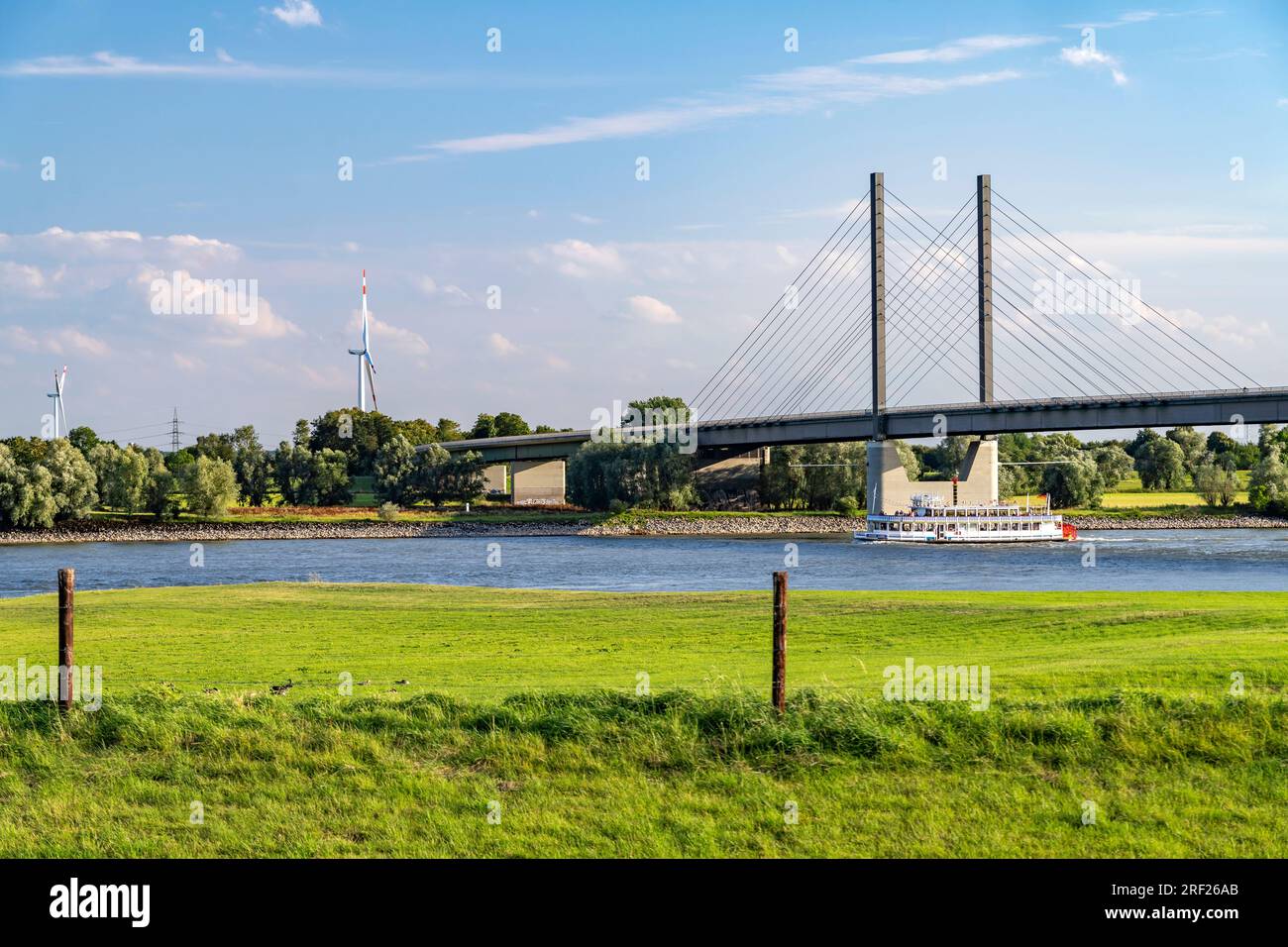 Die Rheinbrücke Rees-Kalkar BEI Rees, Niederrhein, Nordrhein-Westfalen, Deutschland, Europa | Pont du Rhin Rees-Kalkar in Rees, Bas-Rhin, Nord RH Banque D'Images