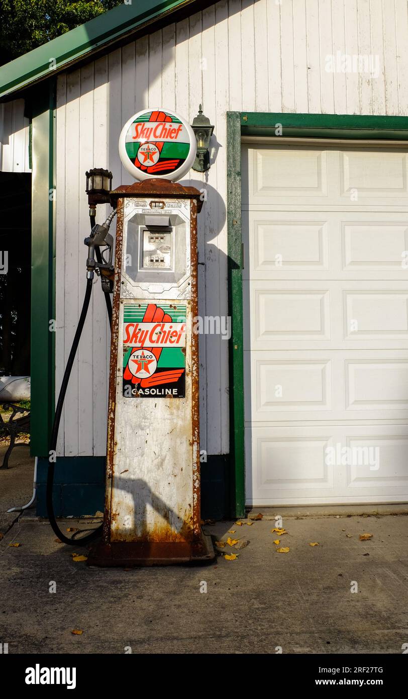 L'ancienne pompe à essence contient de l'essence Sky Chief introduite par Texaco en 1938. Banque D'Images