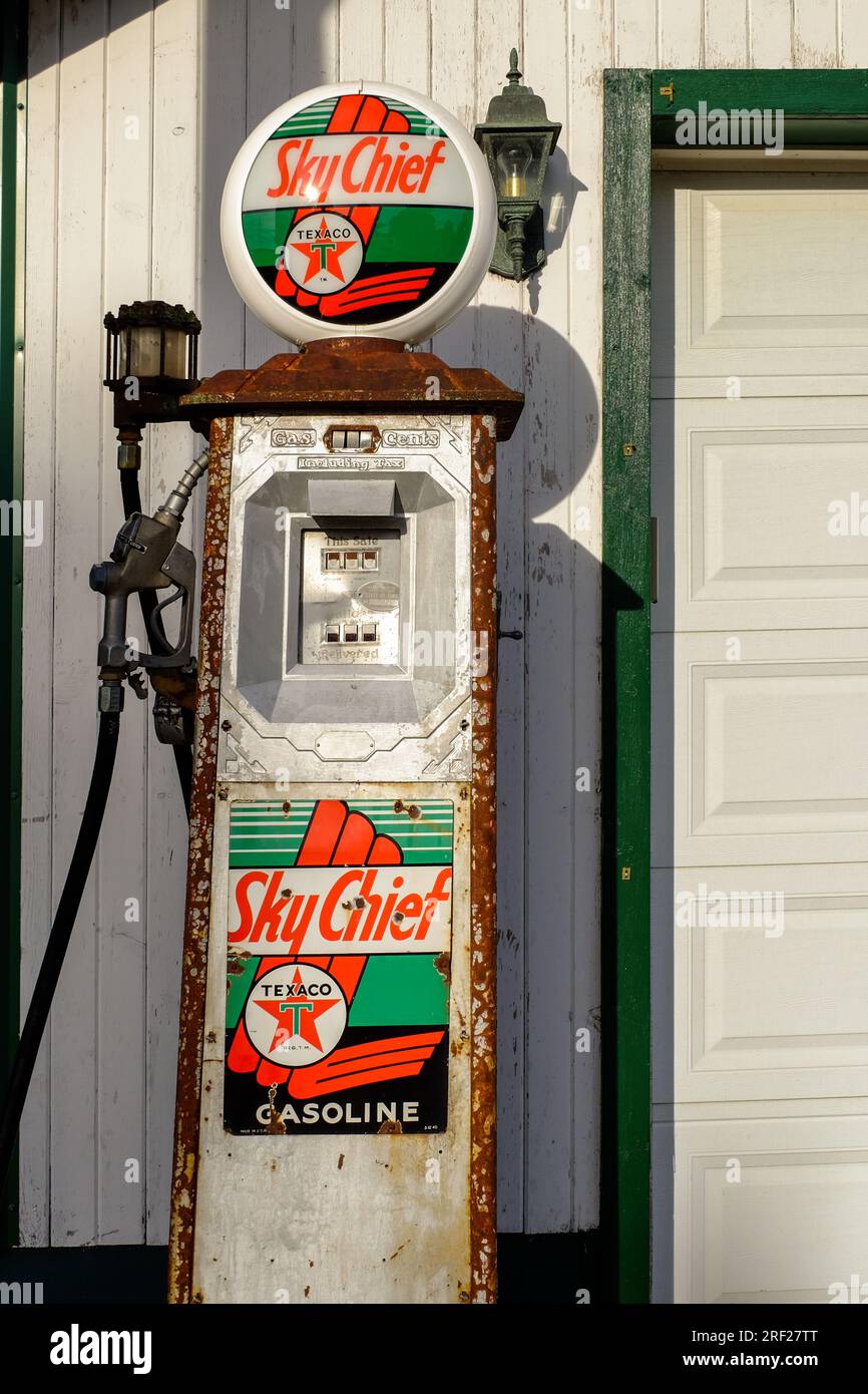 L'ancienne pompe à essence contient de l'essence Sky Chief introduite par Texaco en 1938. Banque D'Images