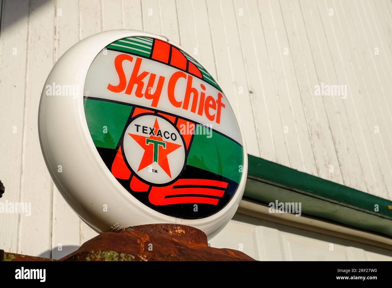 L'ancienne pompe à essence contient de l'essence Sky Chief introduite par Texaco en 1938. Banque D'Images