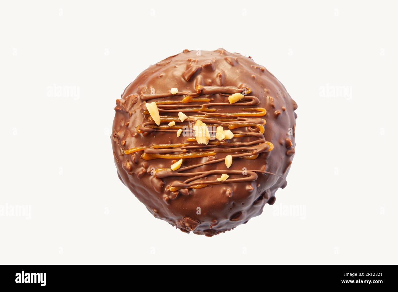 Beignet brioche chocolat et noix isolé et clip masqué sur un fond blanc. Banque D'Images
