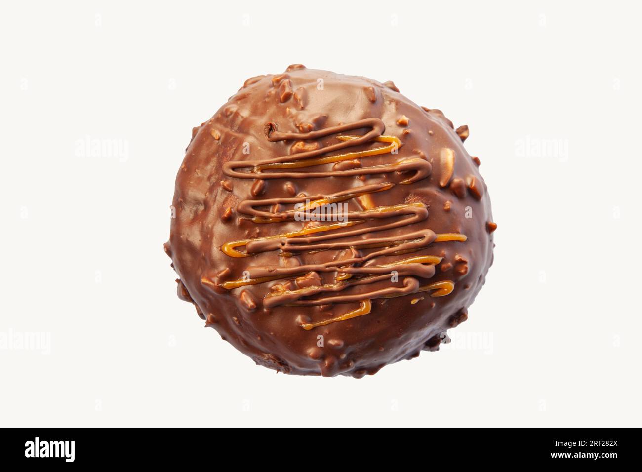 Beignet brioche chocolat et noix isolé et clip masqué sur un fond blanc. Banque D'Images